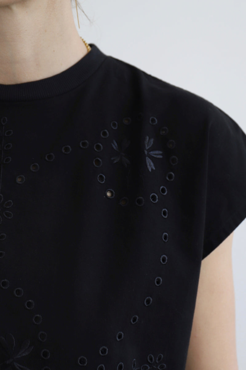 SARAH DE SAINT HUBERT oversized embroidered top in heavy Japanese cotton jersey. Boyish yet feminine, featuring our large signature embroidery at the front side. Straight and boxy fit, simple, no fuss but structured shoulders for the SDSH touch. Designed in Belgium, Made in Portugal.