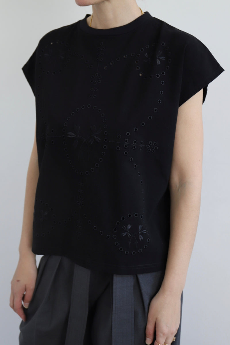 SARAH DE SAINT HUBERT oversized embroidered top in heavy Japanese cotton jersey. Boyish yet feminine, featuring our large signature embroidery at the front side. Straight and boxy fit, simple, no fuss but structured shoulders for the SDSH touch. Designed in Belgium, Made in Portugal.