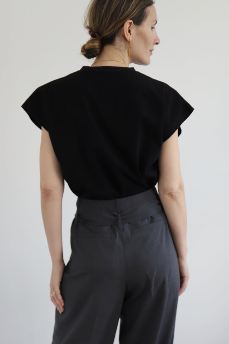 SARAH DE SAINT HUBERT oversized embroidered top in heavy Japanese cotton jersey. Boyish yet feminine, featuring our large signature embroidery at the front side. Straight and boxy fit, simple, no fuss but structured shoulders for the SDSH touch. Designed in Belgium, Made in Portugal.