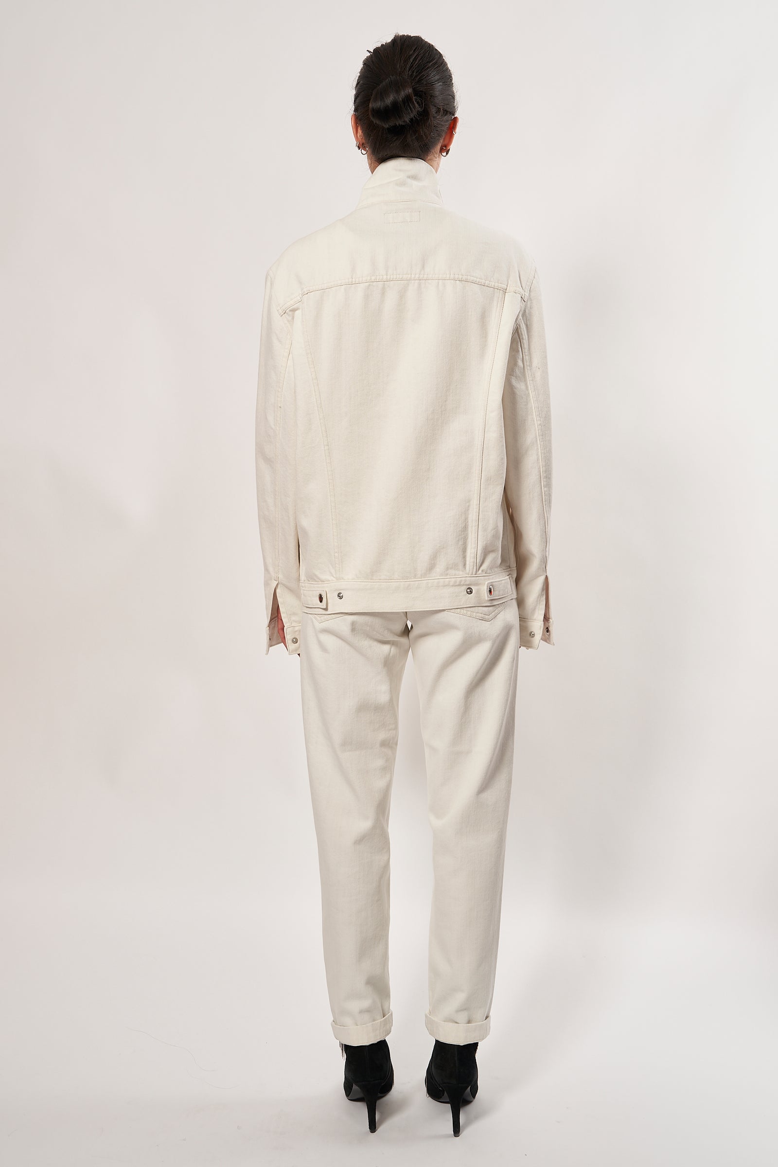 SARAH DE SAINT HUBERT ROMY CHAINS écru cotton denim jacket is the perfect blend of timeless design and modern style. Its signature hand-embroidered chains at the shoulders with dark green gros-grain tape and silver press buttons add a luxurious touch, giving it a boyish yet pure look. This jacket is sure to be your go-to for a timeless rock'n roll look. Limited edition Kara is 168 cm tall and wears a size M 100% cotton, Made in Portugal