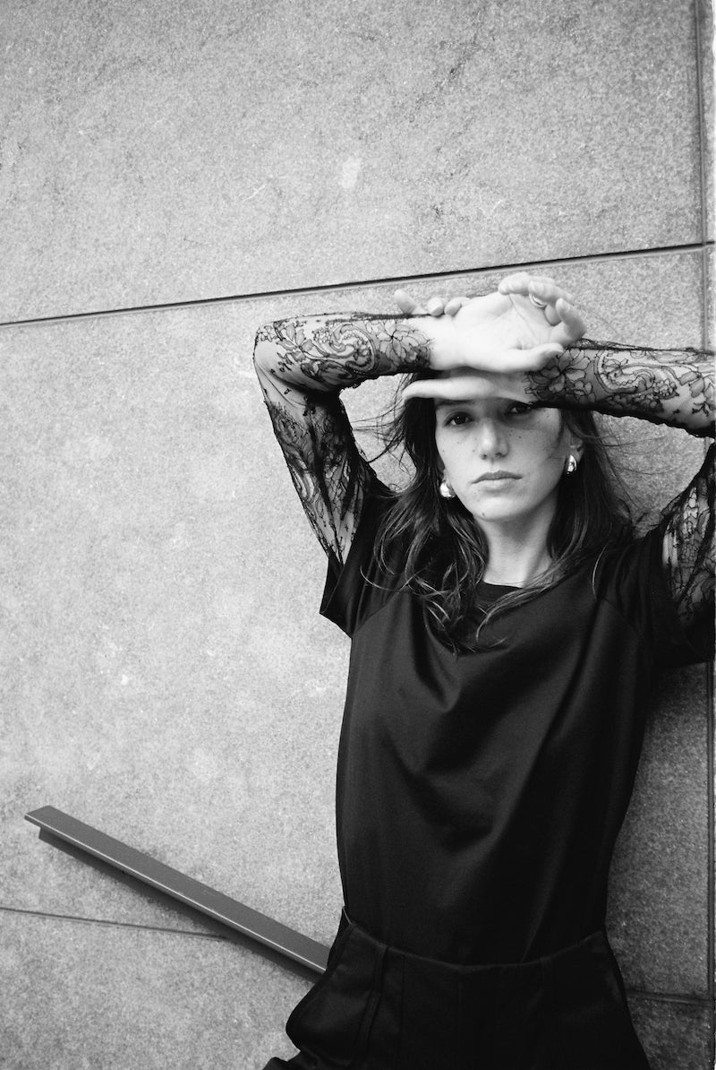 SARAH DE SAINT HUBERT KURT T-shirt is a women's black t-shirt with double sleeves in dentelles de Calais. Effortless rock-couture attitude & style ! Boyish and straight fit. 100% cotton jersey. Made in Portugal