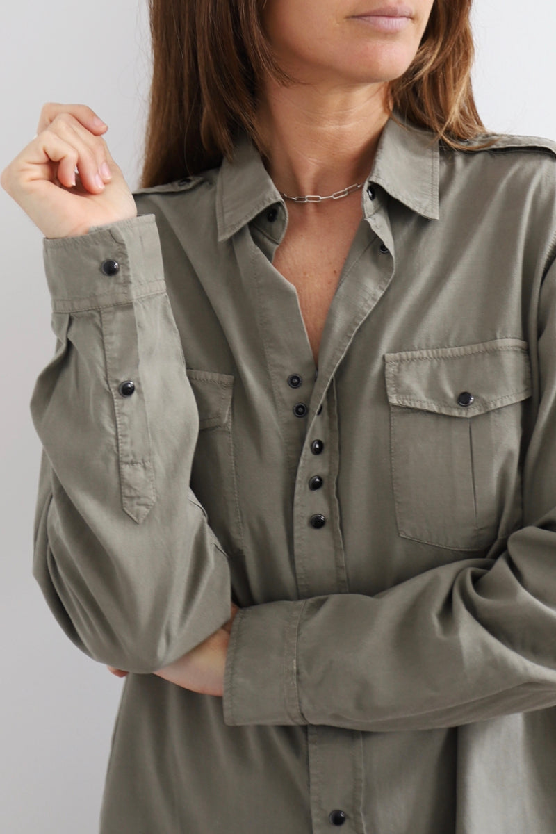 SARAH DE SAINT HUBERT fluid mini shirt dress in a cotton, tencel & linnen blend. Signature black snaps buttoning at the front side & sleeves cuffs. 2 front pockets & pleat at the back side. Straight boyfriend fit. Made in Portugal in limited quantities