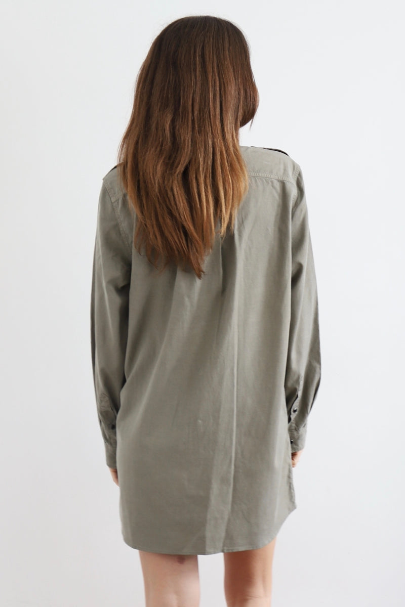 SARAH DE SAINT HUBERT fluid mini shirt dress in a cotton, tencel & linnen blend. Signature black snaps buttoning at the front side & sleeves cuffs. 2 front pockets & pleat at the back side. Straight boyfriend fit. Made in Portugal in limited quantities