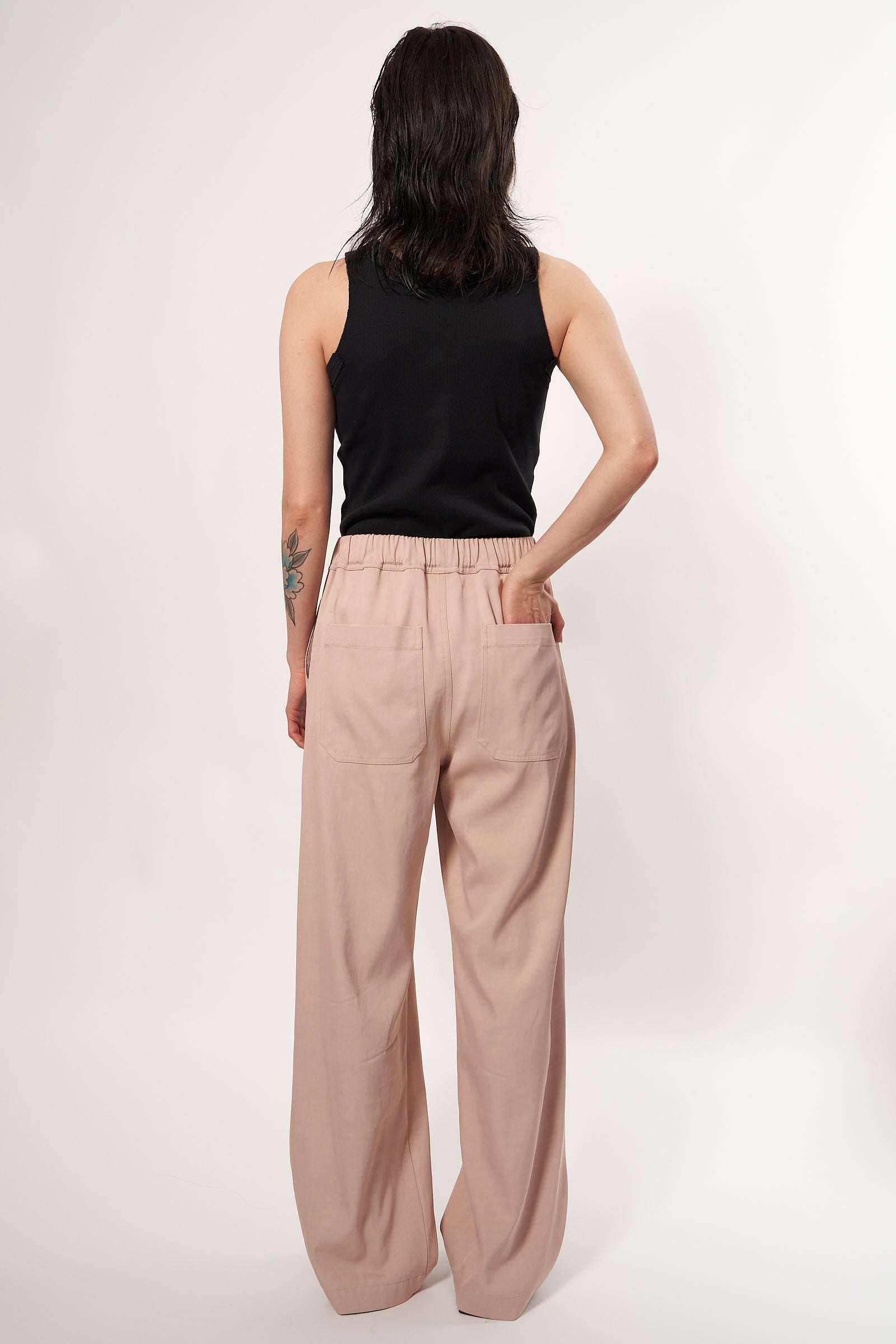 Confortable and fluid trousers in cotton viscose, colour powder. A casual chic outfit. Elasticated waistband, wide and straight fit at the legs. 2 front and back pockets. Designed in Belgium, made in Portugal