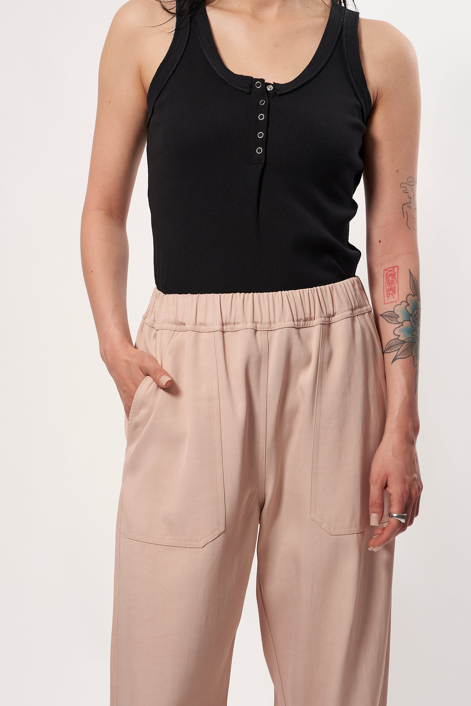Confortable and fluid trousers in cotton viscose, colour powder. A casual chic outfit. Elasticated waistband, wide and straight fit at the legs. 2 front and back pockets. Designed in Belgium, made in Portugal