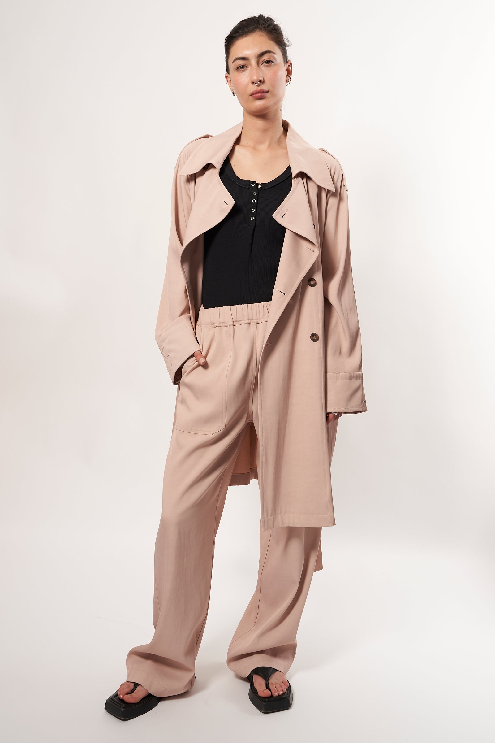 Confortable and fluid trousers in cotton viscose, colour powder. A casual chic outfit. Elasticated waistband, wide and straight fit at the legs. 2 front and back pockets. Designed in Belgium, made in Portugal