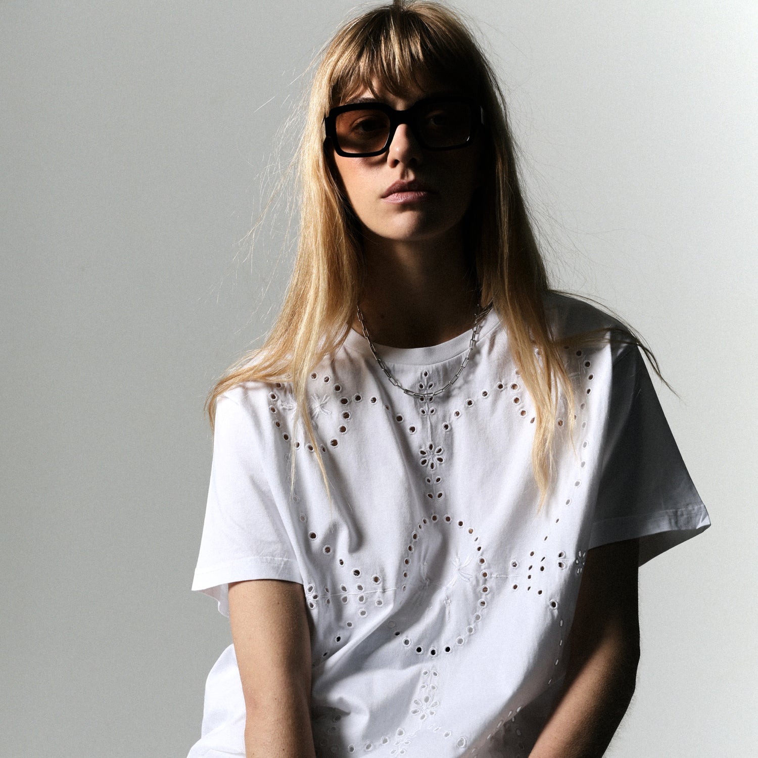 DAISY EMBROIDERED T-SHIRT - White