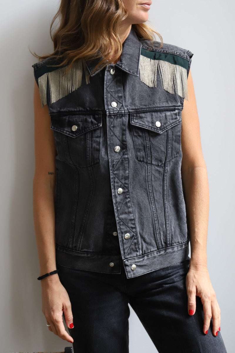 Our DALIA CHAINS off-black cotton denim jacket is the perfect blend of timeless design and modern style. Its raw-cut sleeves and signature hand-embroidered chains at the shoulders with dark green gros-grain tape and silver press buttons add a luxurious touch, giving it a boyish yet pure look. This jacket is sure to be your go-to for a timeless rock'n roll look. Boyfriend fit. Laetitia wears a size S 100% cotton, Made in Portugal