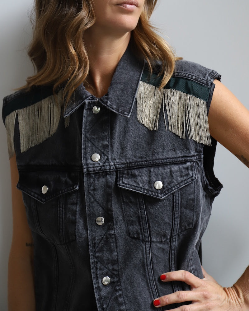 Our DALIA CHAINS off-black cotton denim jacket is the perfect blend of timeless design and modern style. Its raw-cut sleeves and signature hand-embroidered chains at the shoulders with dark green gros-grain tape and silver press buttons add a luxurious touch, giving it a boyish yet pure look. This jacket is sure to be your go-to for a timeless rock'n roll look. Boyfriend fit. Laetitia wears a size S 100% cotton, Made in Portugal