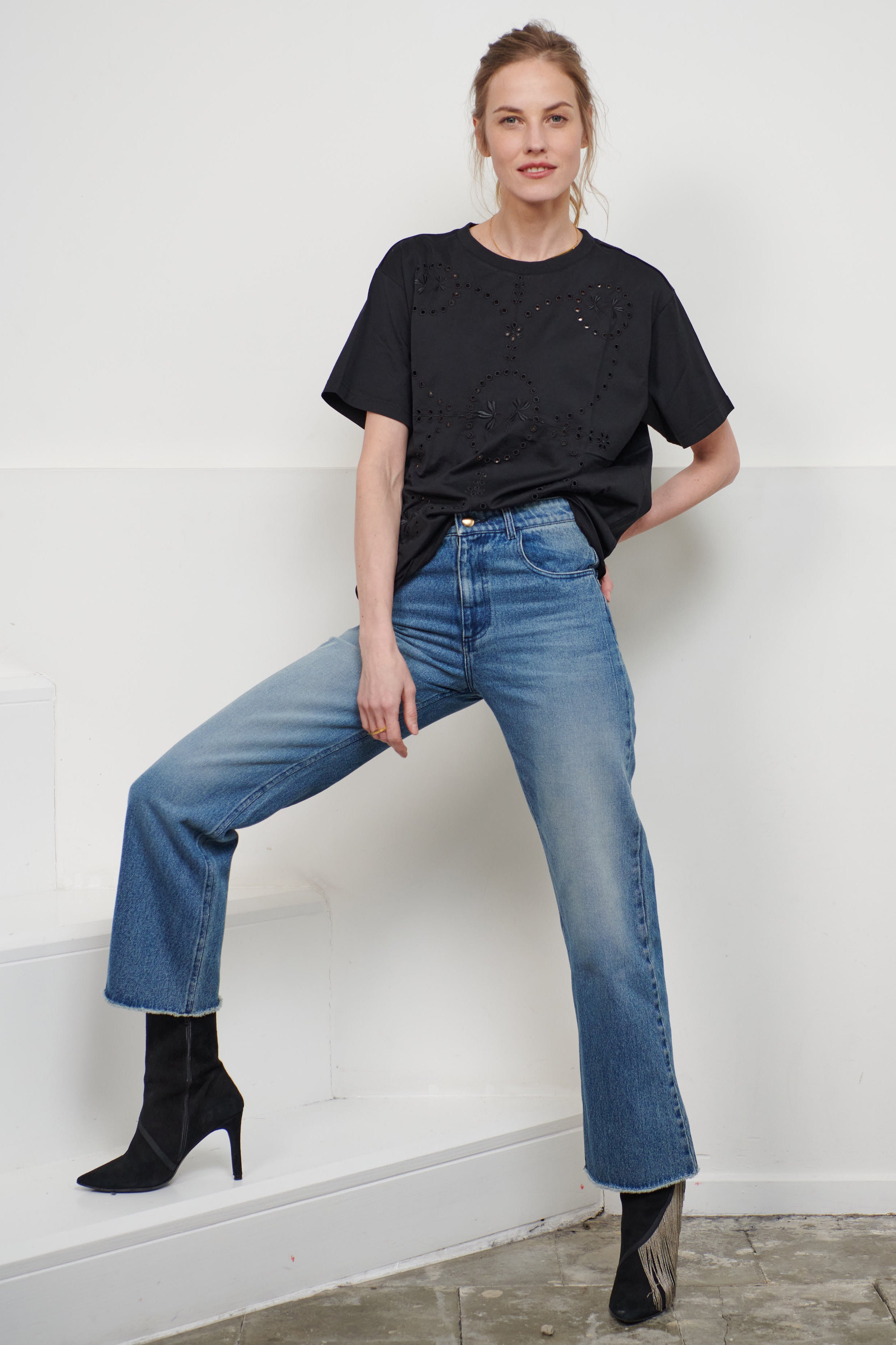 DAISY EMBROIDERED T-SHIRT - Black