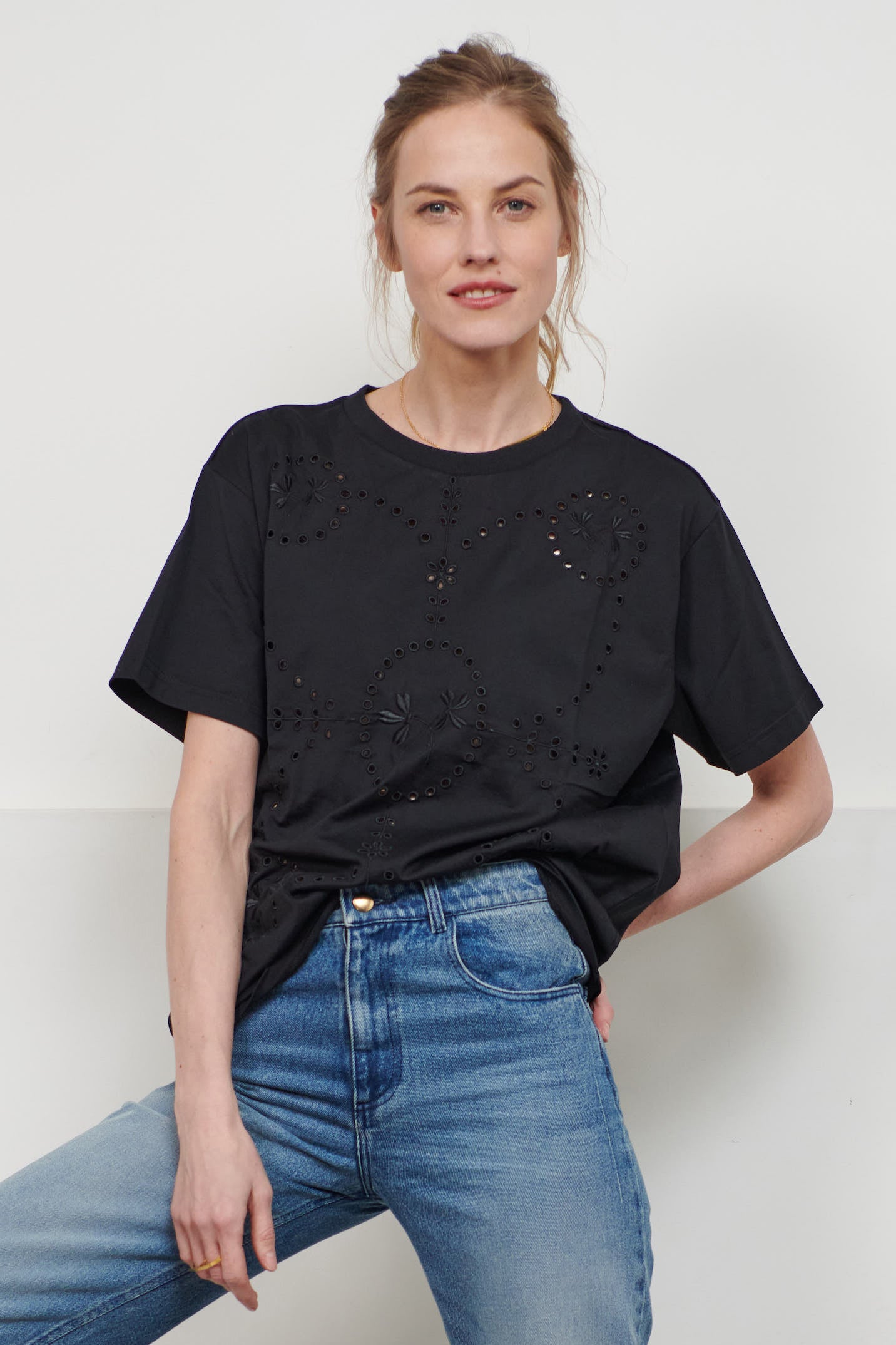 DAISY EMBROIDERED T-SHIRT - Black