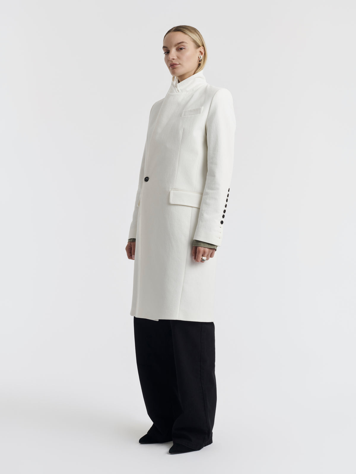 White cotton CARA coat with a row of black buttons on the cuff