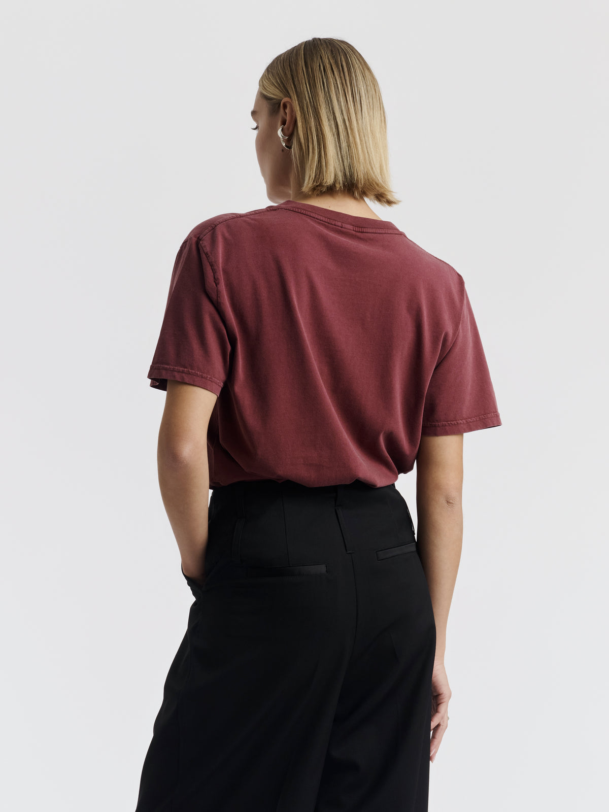 Washed burgundy DEVA WASHED T-shirt worn, back view