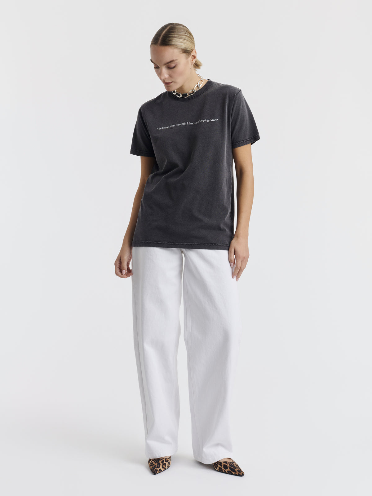 Washed off-black DEVA WASHED T-shirt worn with white JENNI jeans