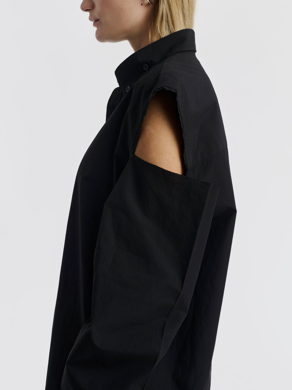 Cut-out shoulder of the MELANIE shirt dress