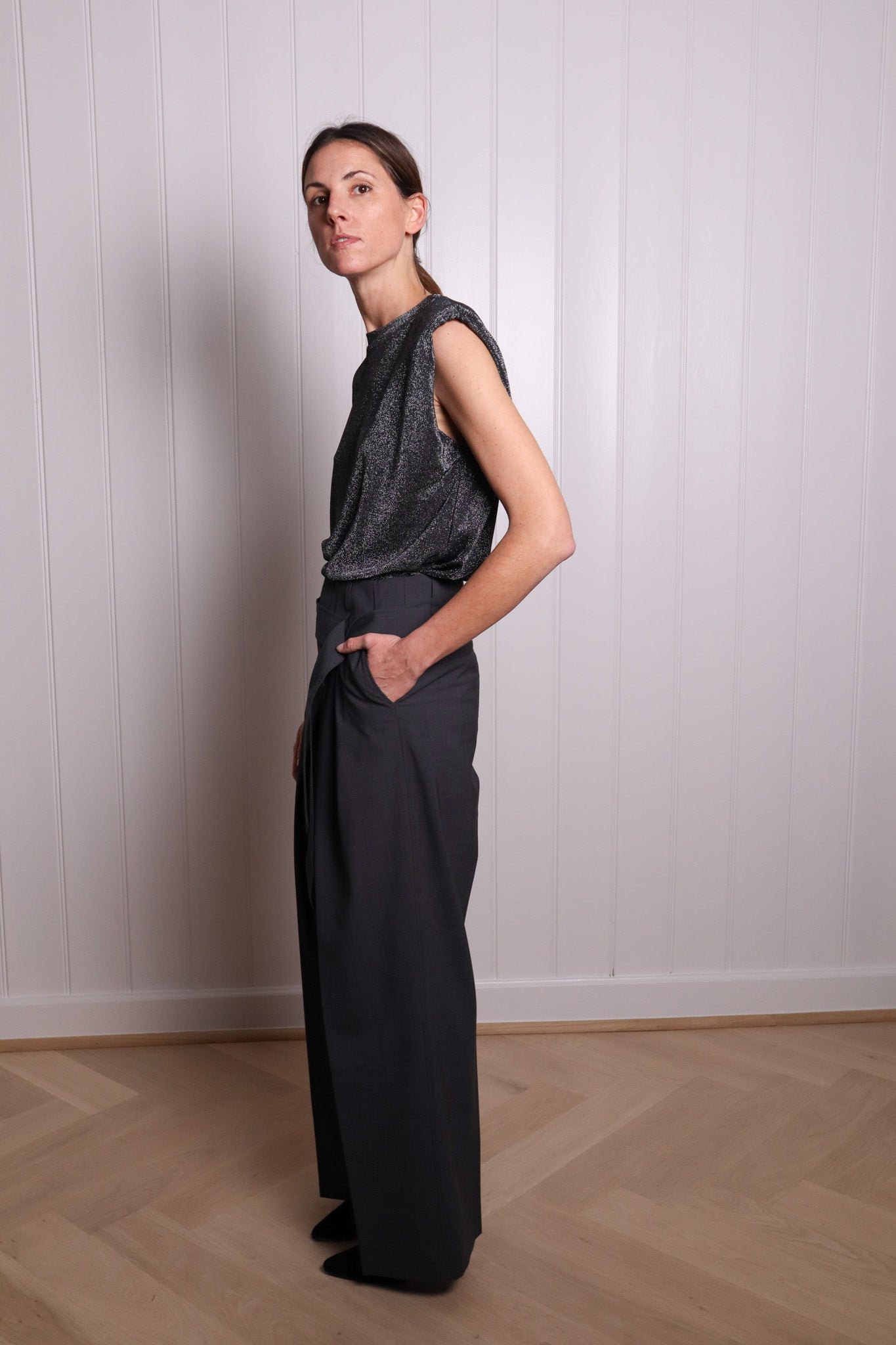 Fluid deluxe shoulder padded top for a power look !
Silver laminated on a black jersey base
Straight & relaxed fit
Crew neck line
100% viscose jersey
Made in Portugal