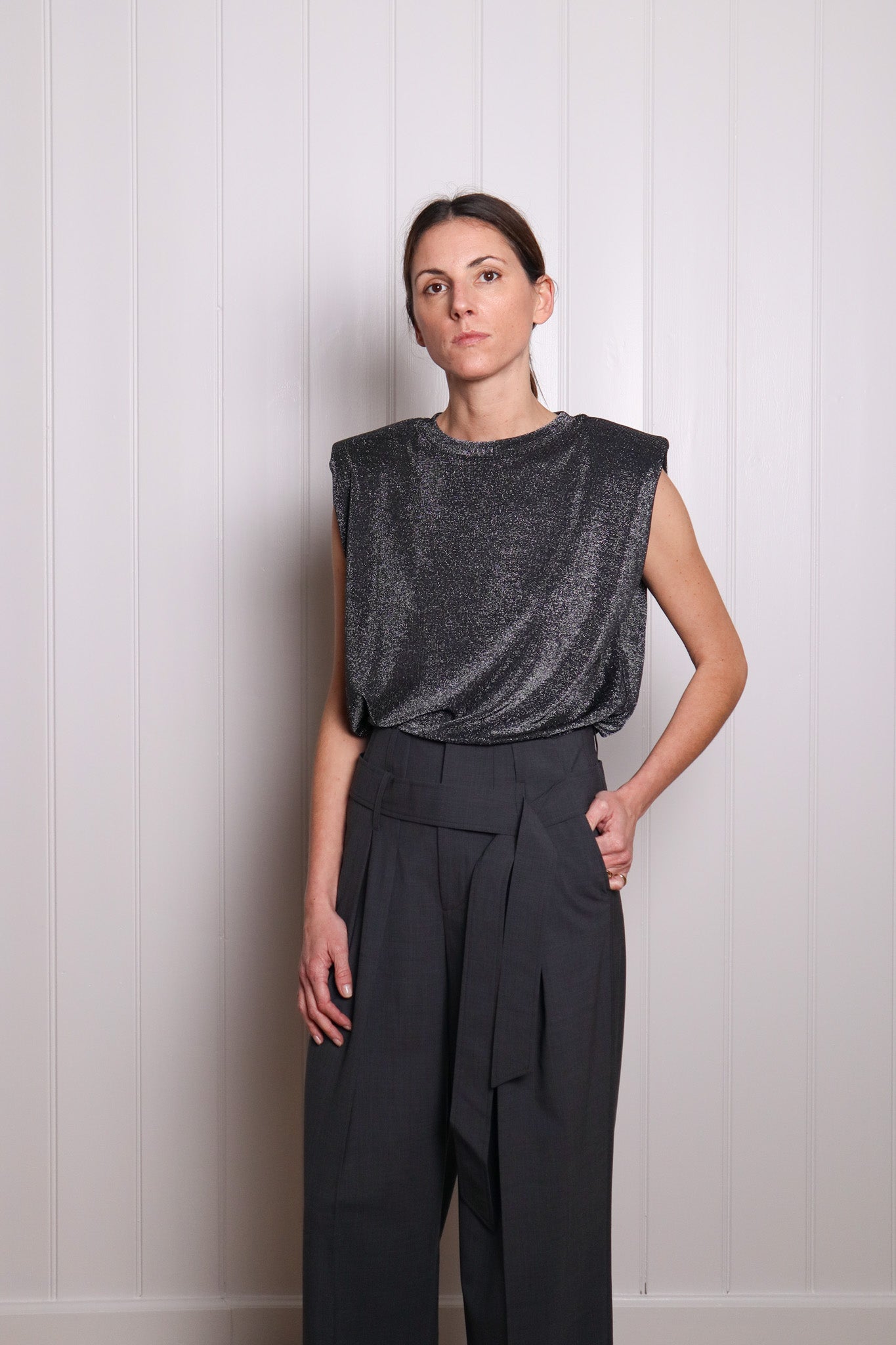 Fluid deluxe shoulder padded top for a power look !
Silver laminated on a black jersey base
Straight & relaxed fit
Crew neck line
100% viscose jersey
Made in Portugal