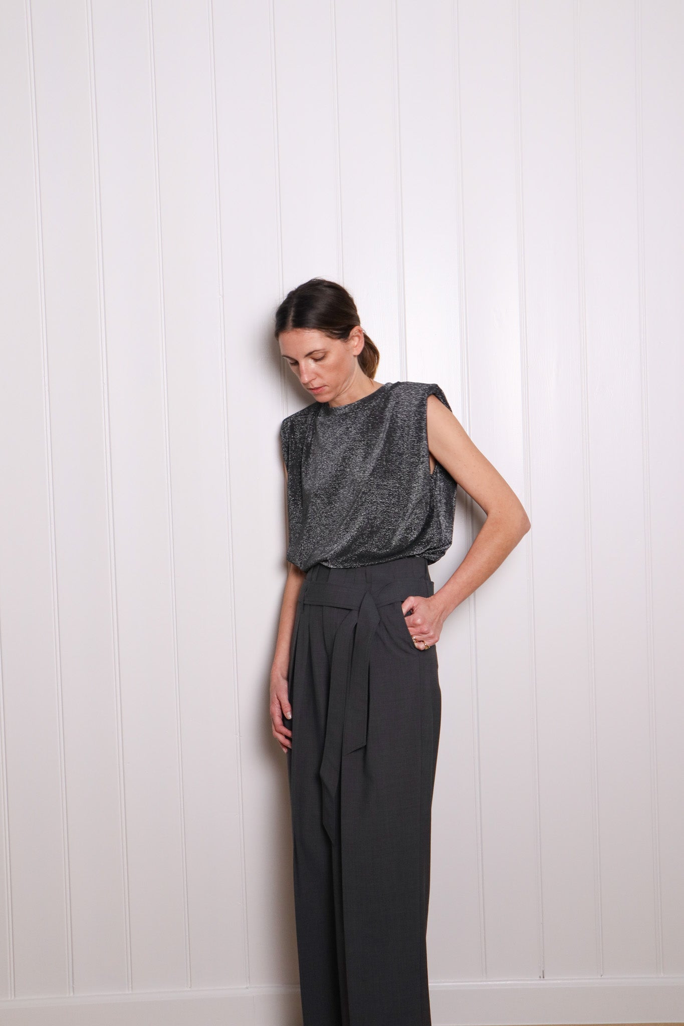 Fluid deluxe shoulder padded top for a power look !
Silver laminated on a black jersey base
Straight & relaxed fit
Crew neck line
100% viscose jersey
Made in Portugal