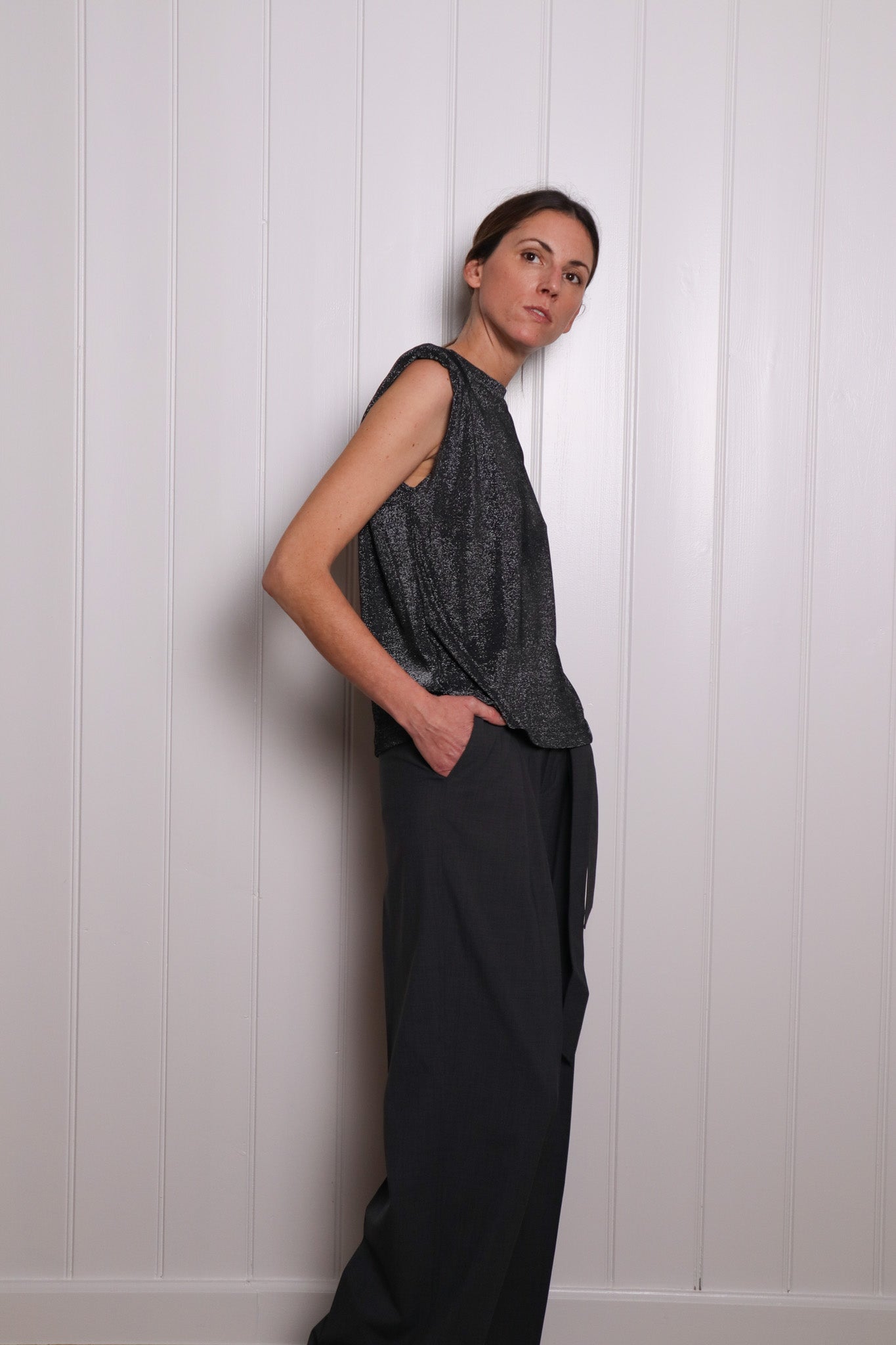 Fluid deluxe shoulder padded top for a power look !
Silver laminated on a black jersey base
Straight & relaxed fit
Crew neck line
100% viscose jersey
Made in Portugal