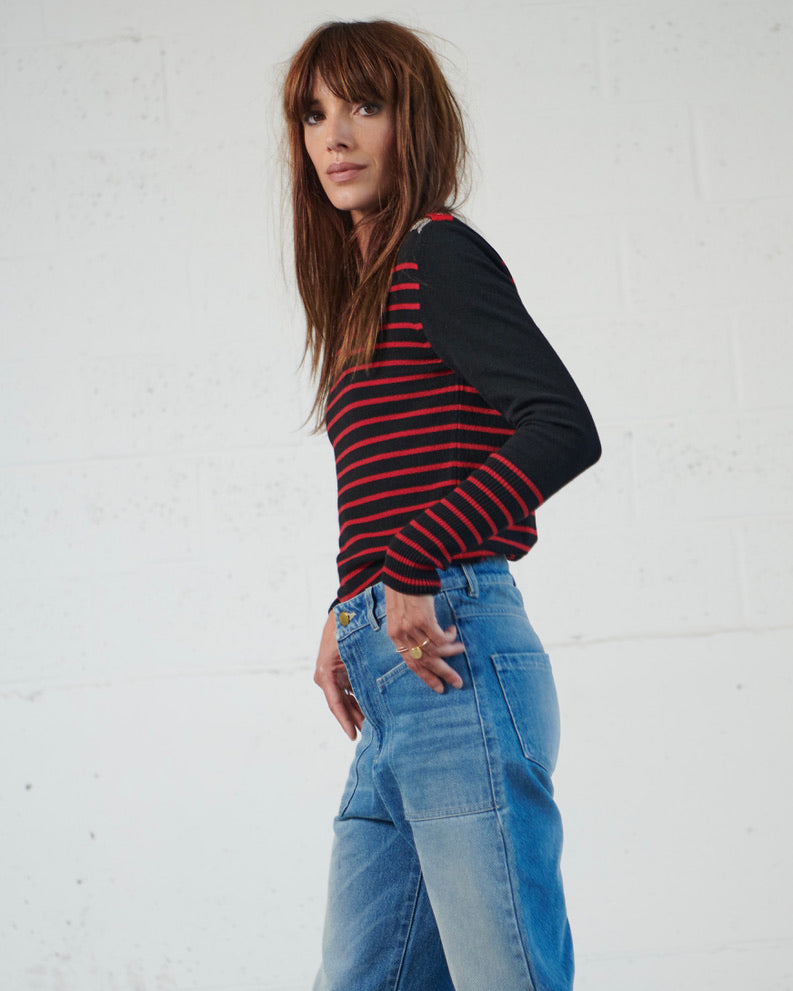 Women's jumper in ultra soft light gray knit with round neck, straight fit. hand-embroidered chains on the shoulders, black band with metallic snaps on the shoulders, high ribbed sleeves. Viscose - cashmere. Made in portugal