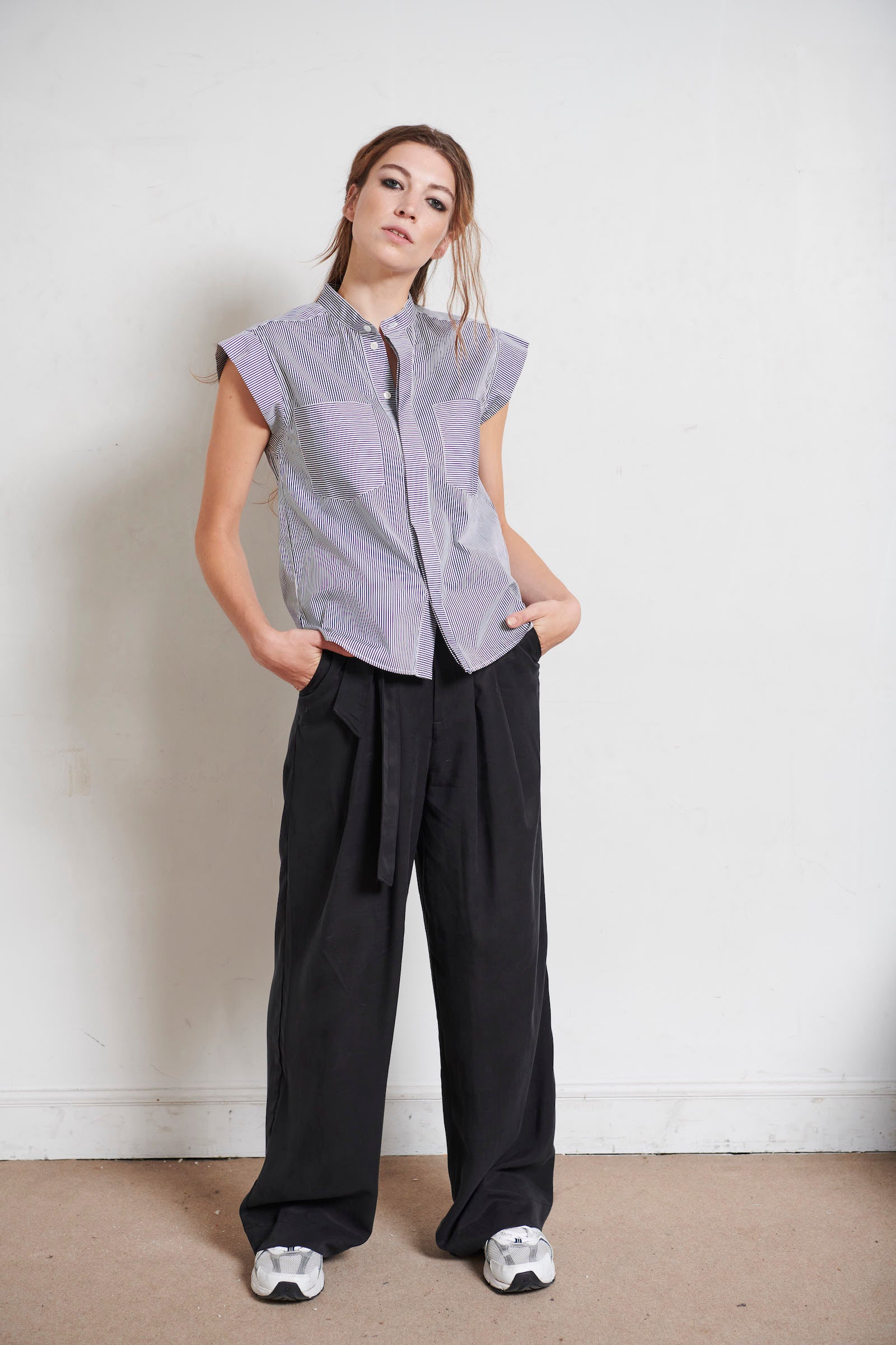 SARAH DE SAINT HUBERT structured shoulders cotton shirt with 2 front pockets & blind front placket. Navy stripes on a white base. Straight fit, true to size. 100% Italian cotton. Made in Portugal