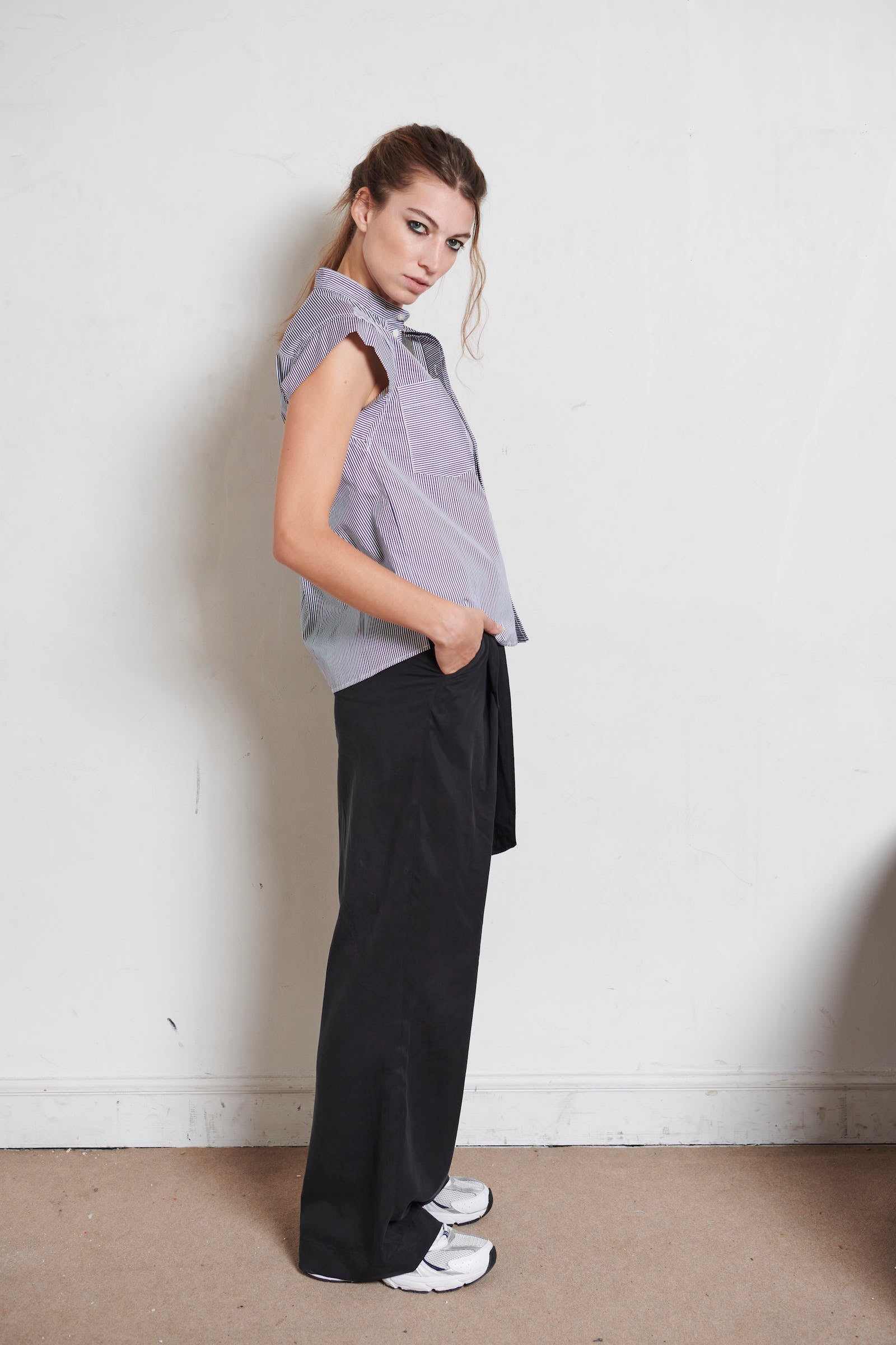 SARAH DE SAINT HUBERT structured shoulders cotton shirt with 2 front pockets & blind front placket. Navy stripes on a white base. Straight fit, true to size. 100% Italian cotton. Made in Portugal