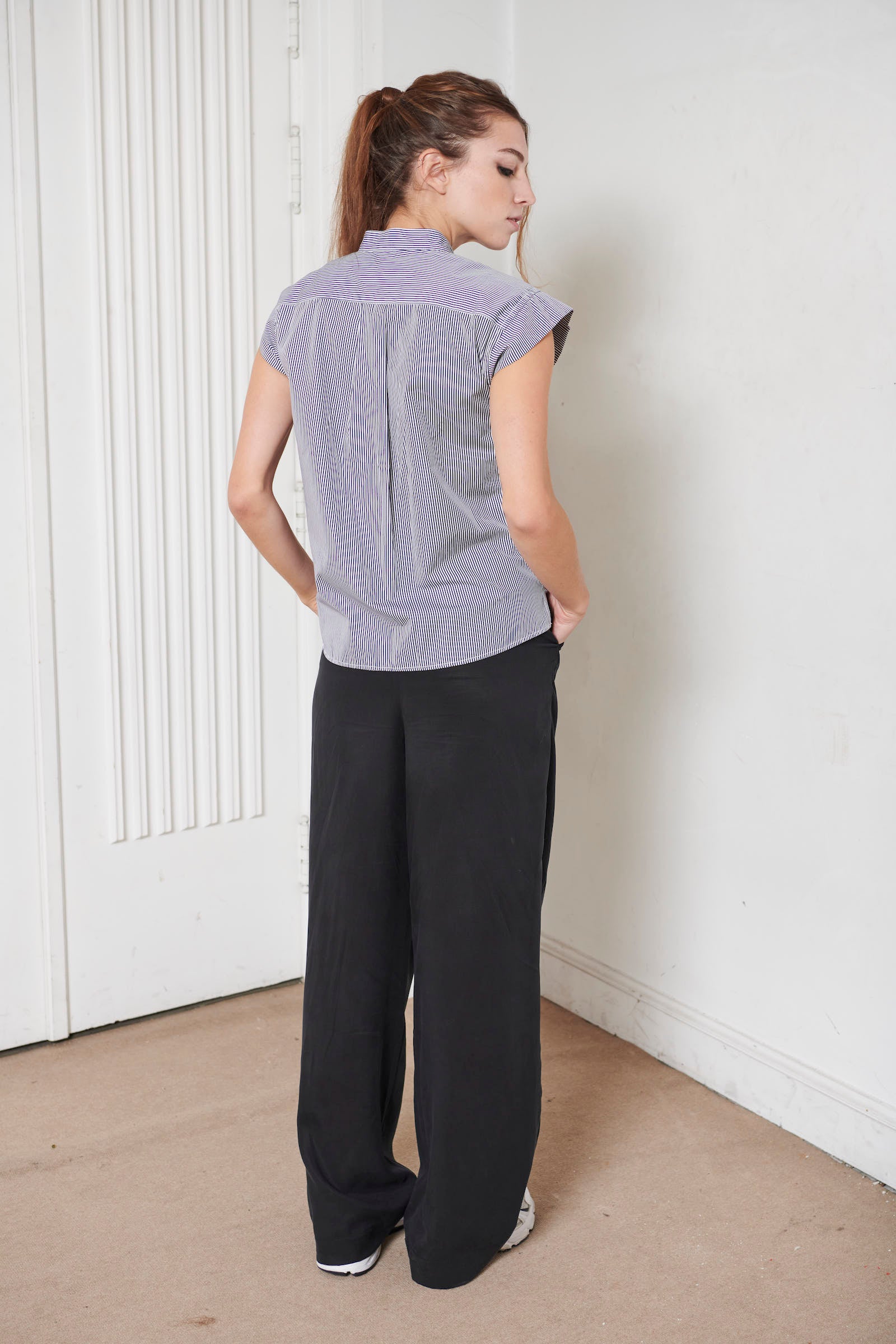 SARAH DE SAINT HUBERT structured shoulders cotton shirt with 2 front pockets & blind front placket. Navy stripes on a white base. Straight fit, true to size. 100% Italian cotton. Made in Portugal