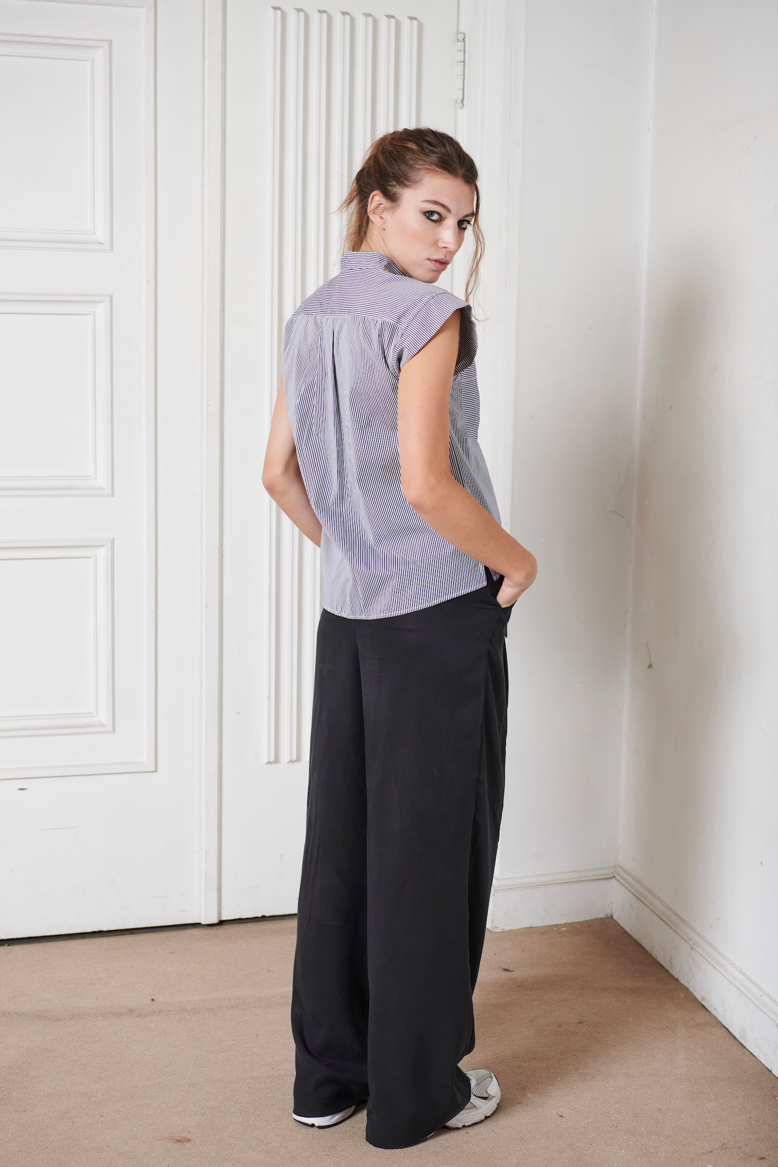 SARAH DE SAINT HUBERT structured shoulders cotton shirt with 2 front pockets & blind front placket. Navy stripes on a white base. Straight fit, true to size. 100% Italian cotton. Made in Portugal