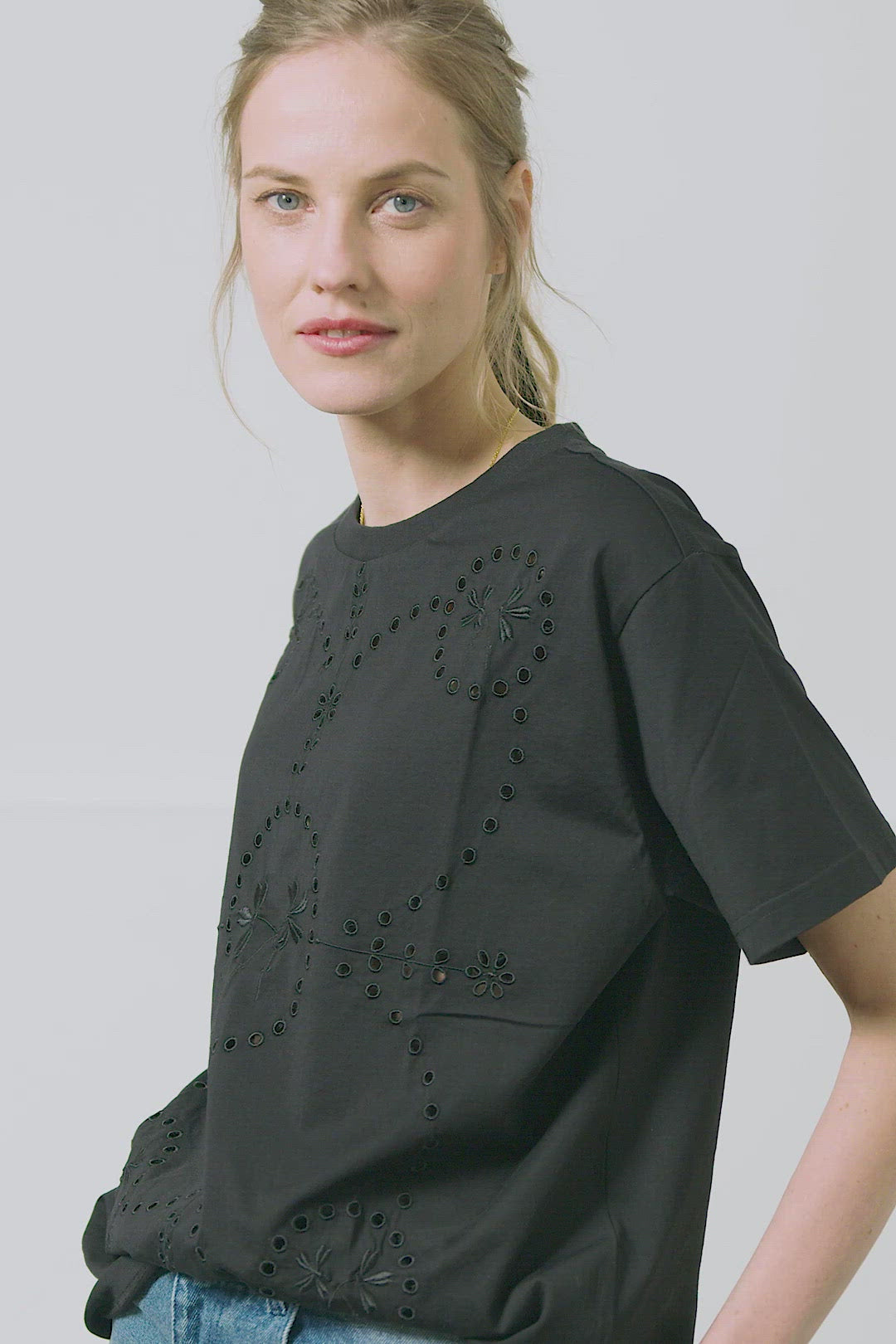 Black crew neck T-shirt with our signature embroidery at the front side. 100% organic cotton jersey, straight & relaxed fit. Ethically made in Portugal.