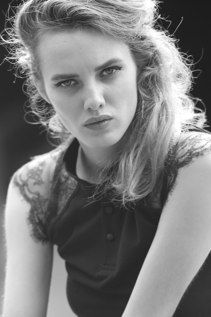 SARAH DE SAINT HUBERT black piqué polo shirt made of cotton piqué jersey with calais lace insert at the shoulders. A timeless feminine polo shirt with a straight/tiny fit.