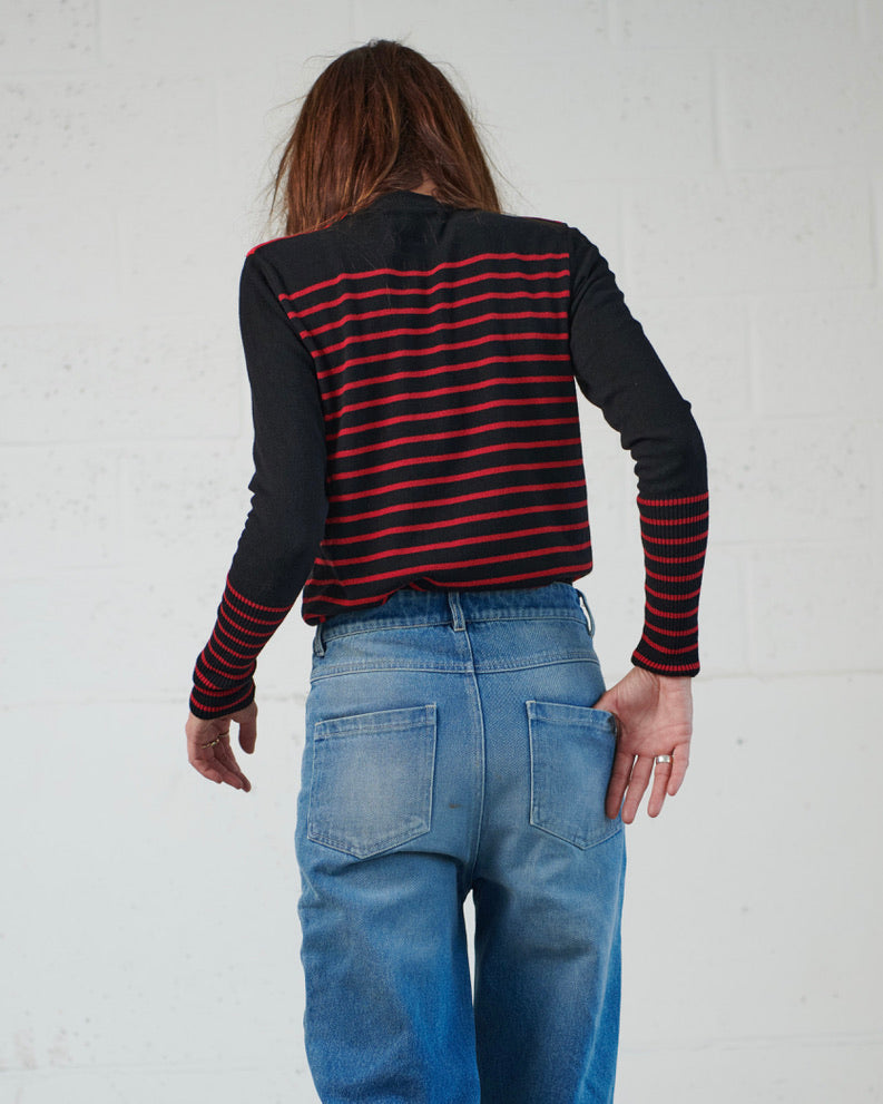 Women's jumper in ultra soft light gray knit with round neck, straight fit. hand-embroidered chains on the shoulders, black band with metallic snaps on the shoulders, high ribbed sleeves. Viscose - cashmere. Made in portugal