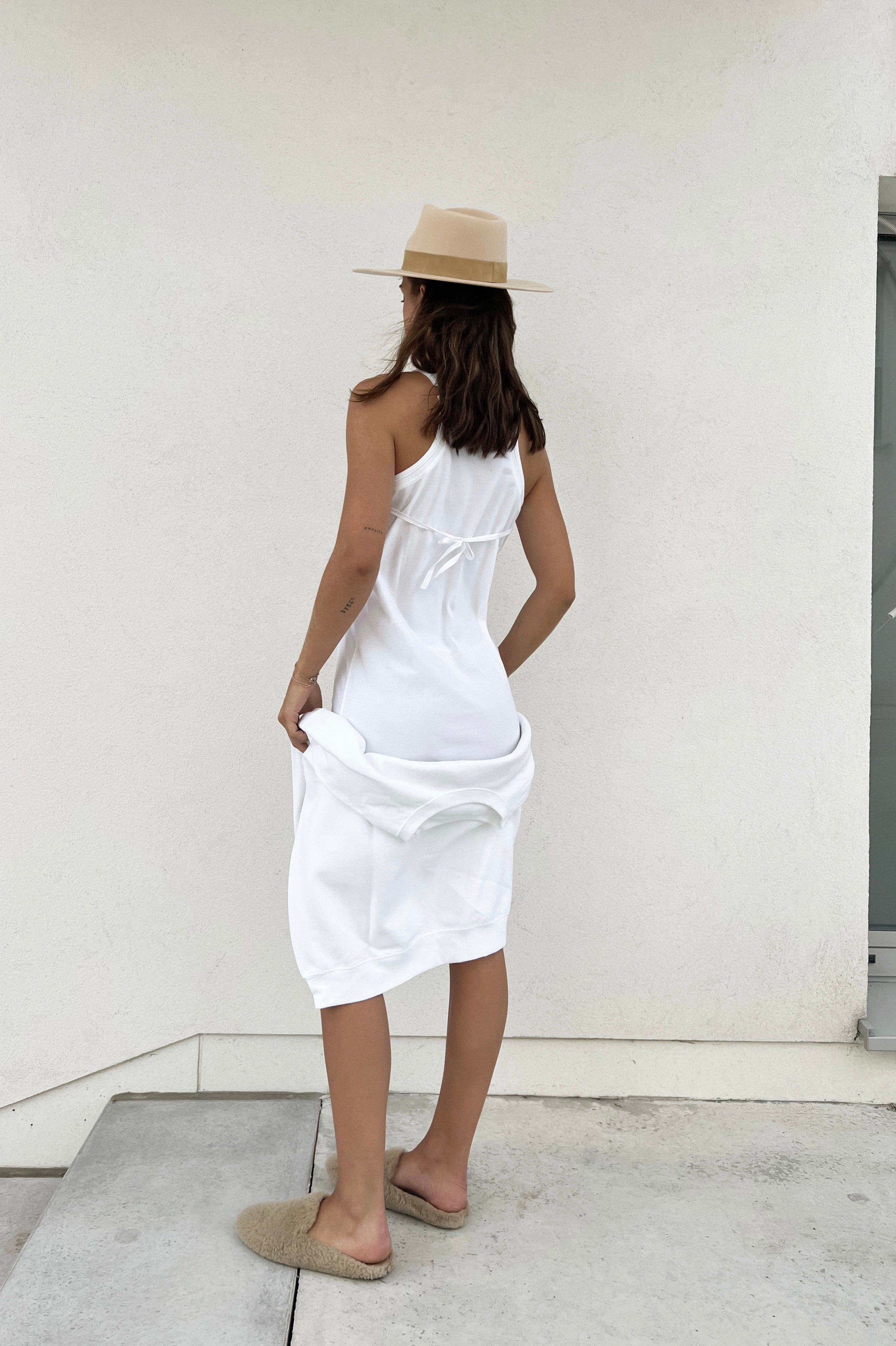 SARAH DE SAINT HUBERT white raceback tunique made of cotton piqué jersey with iconic raw-cut rib borders details. Oversized and straight fit.