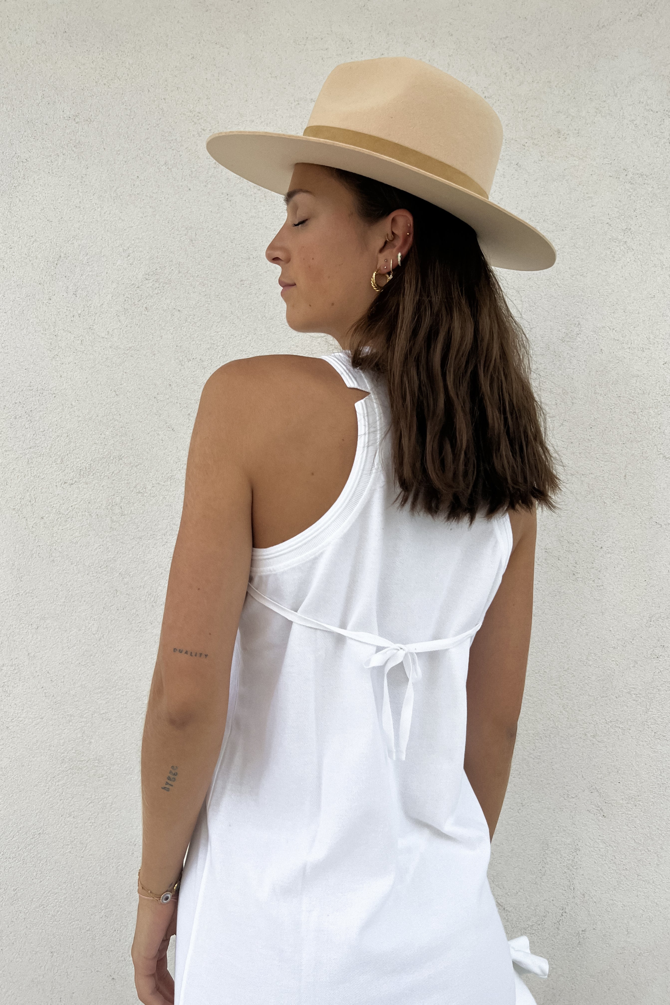 SARAH DE SAINT HUBERT white raceback tunique made of cotton piqué jersey with iconic raw-cut rib borders details. Oversized and straight fit.