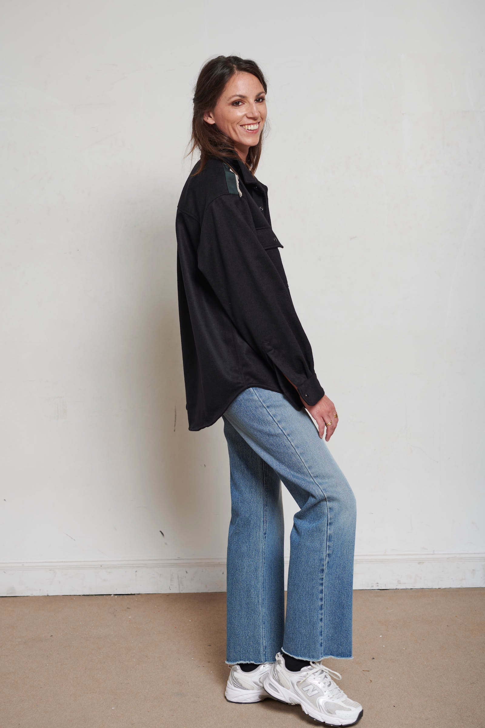 SARAH DE SAINT HUBERTSuper soft black wool-cashmere boyfriend over shirt hand-embroidered chains at the shoulders, black enamel snap buttons & dark green gros-grain tape trimmings. 2 chest pockets at the front. Straight and relaxed fit, one size fits all. Classic backside pleat Made in Portugal.