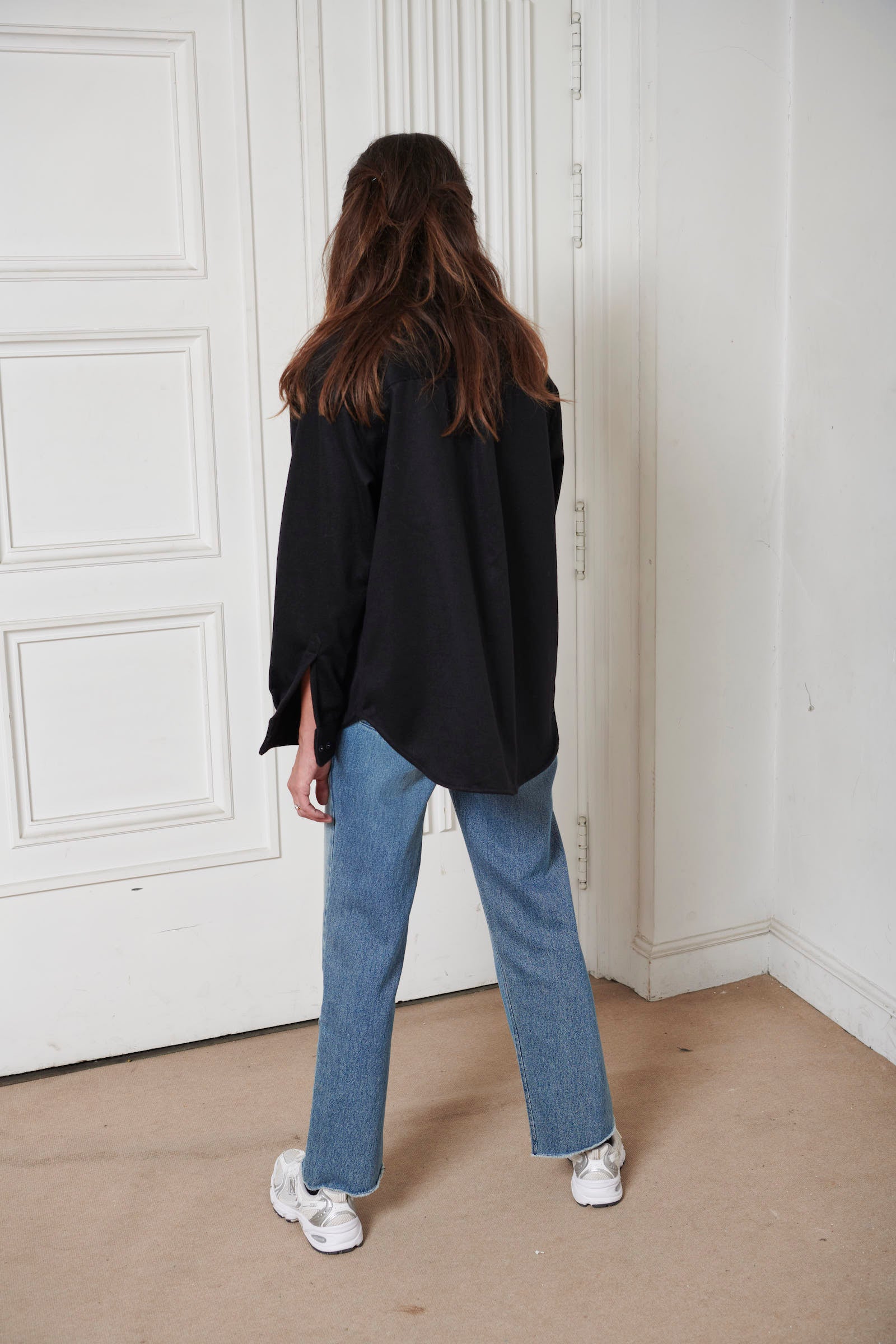 SARAH DE SAINT HUBERTSuper soft black wool-cashmere boyfriend over shirt hand-embroidered chains at the shoulders, black enamel snap buttons & dark green gros-grain tape trimmings. 2 chest pockets at the front. Straight and relaxed fit, one size fits all. Classic backside pleat Made in Portugal.