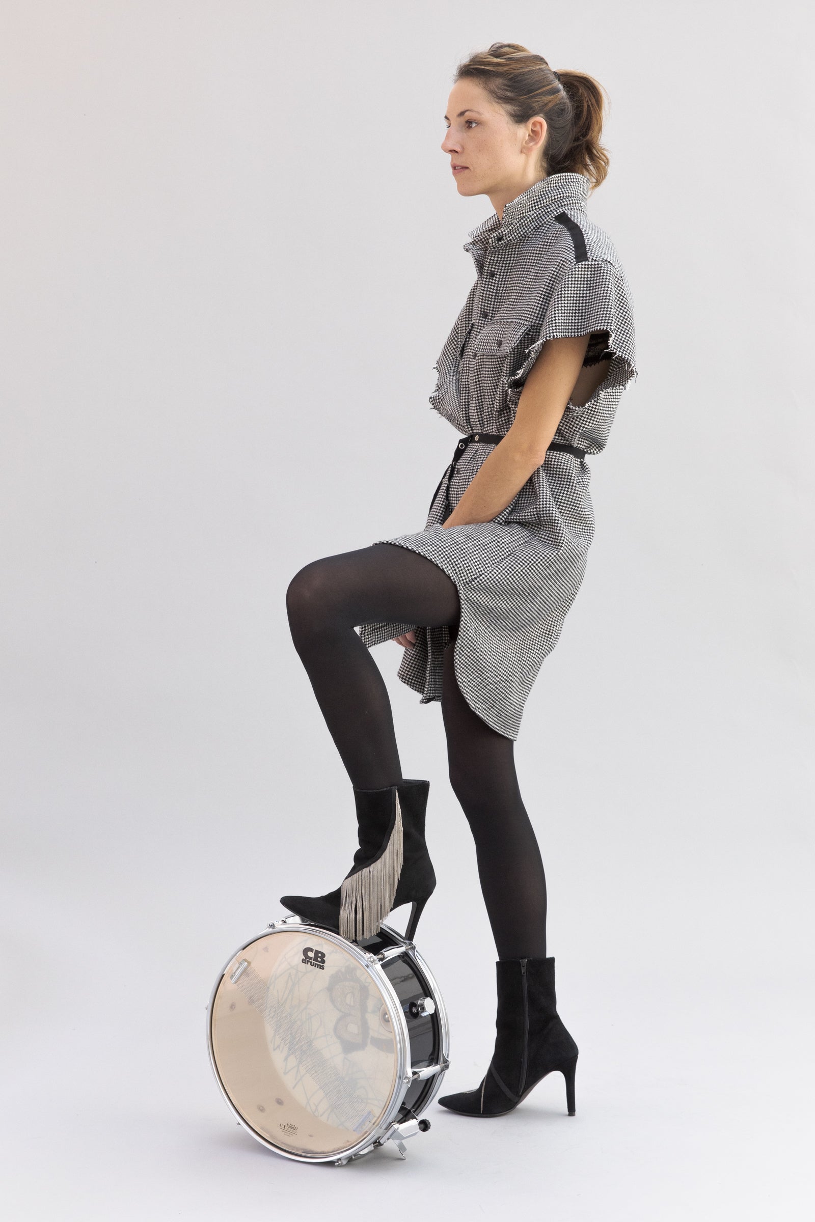 SARAH DE SAINT HUBERT oversized 'Pied de Poule' shirt dress made of cotton with raw cut sleeves. Boyish and straight fit.