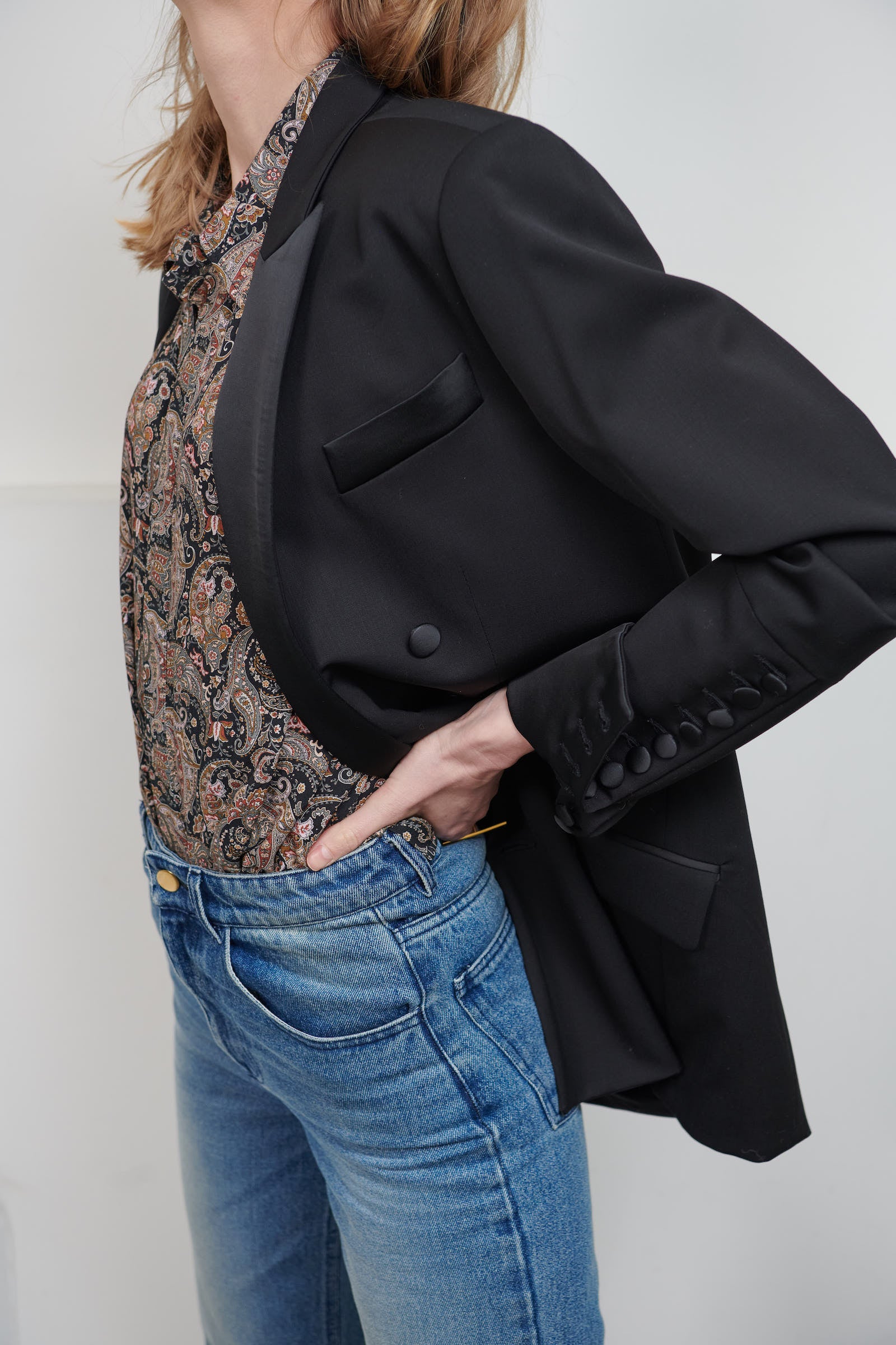 Women's black double breasted tailored jacket boyfriend fit - straight fit satin lapel collar, inside cuffs and self covered buttons signature extra-high buttoned cuffs with satin covered buttons 2 front pockets with satin pipings black viscose lining. Made in Portugal