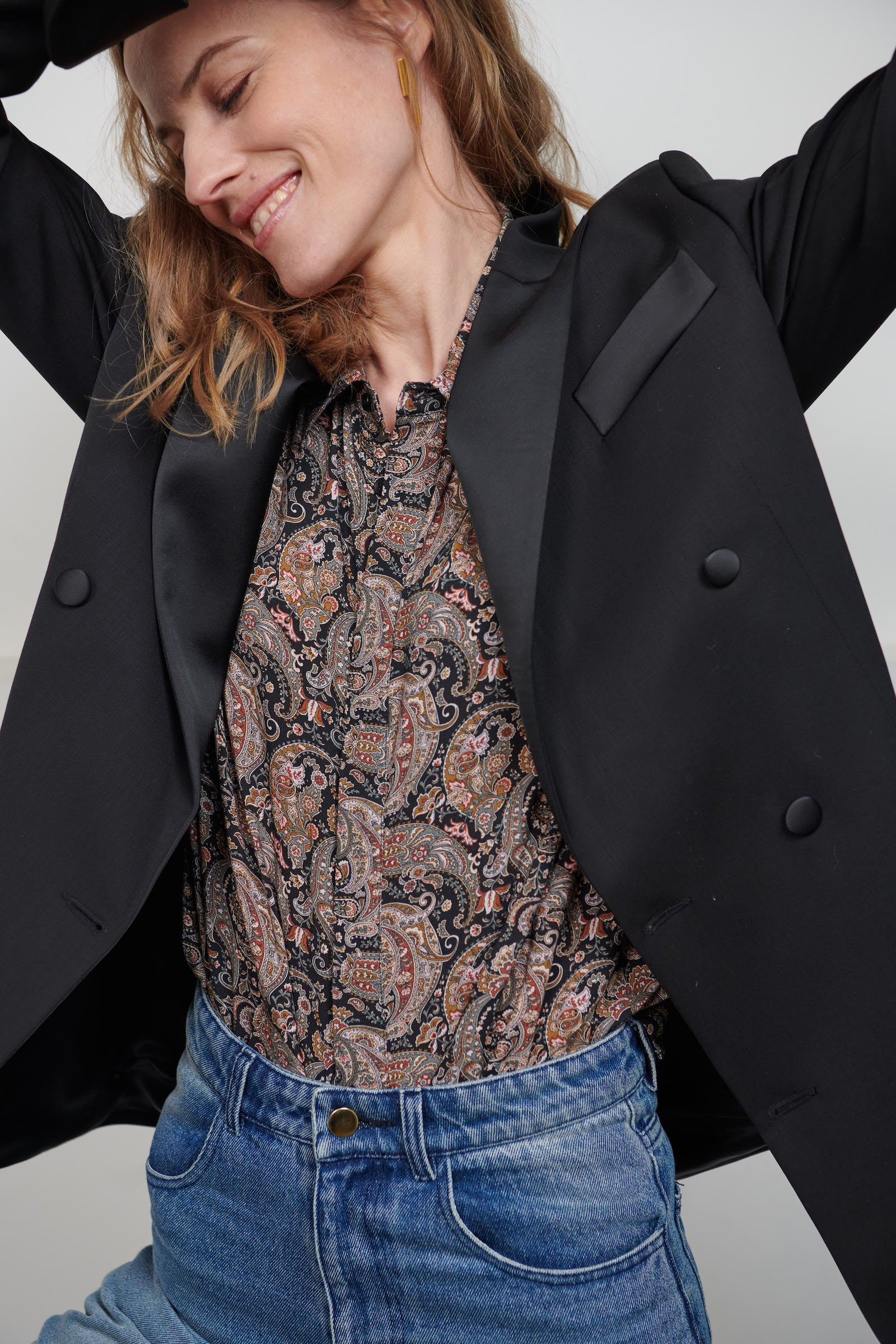 Women's black double breasted tailored jacket boyfriend fit - straight fit satin lapel collar, inside cuffs and self covered buttons signature extra-high buttoned cuffs with satin covered buttons 2 front pockets with satin pipings black viscose lining. Made in Portugal