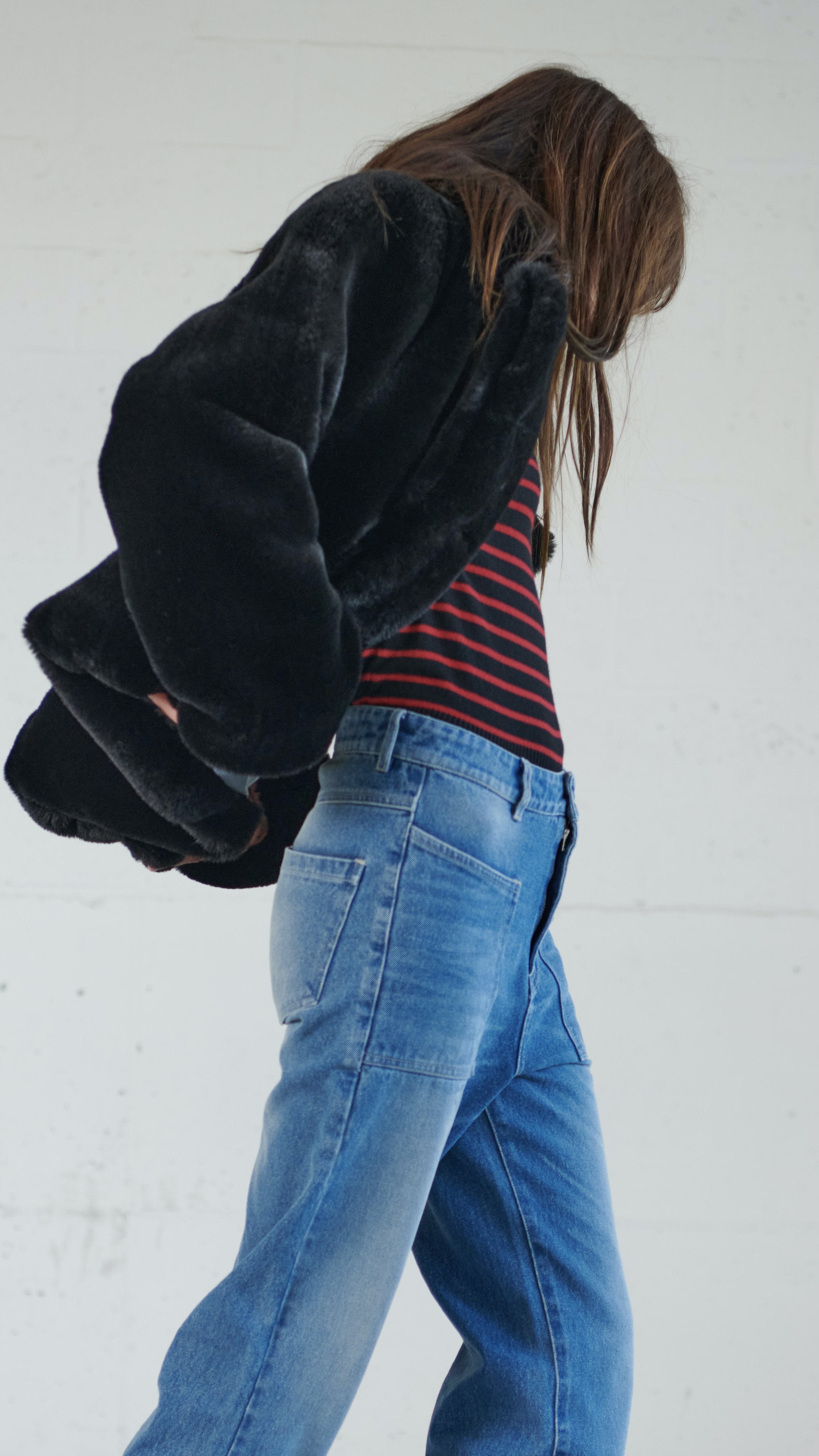 BETH! Rock, imposing, powerful. Try it and own the attitude anchored in it! Made in black faux-fur, straight fit, and lining in Paisley printed viscose. BETH goes with everything! Made in Portugal
