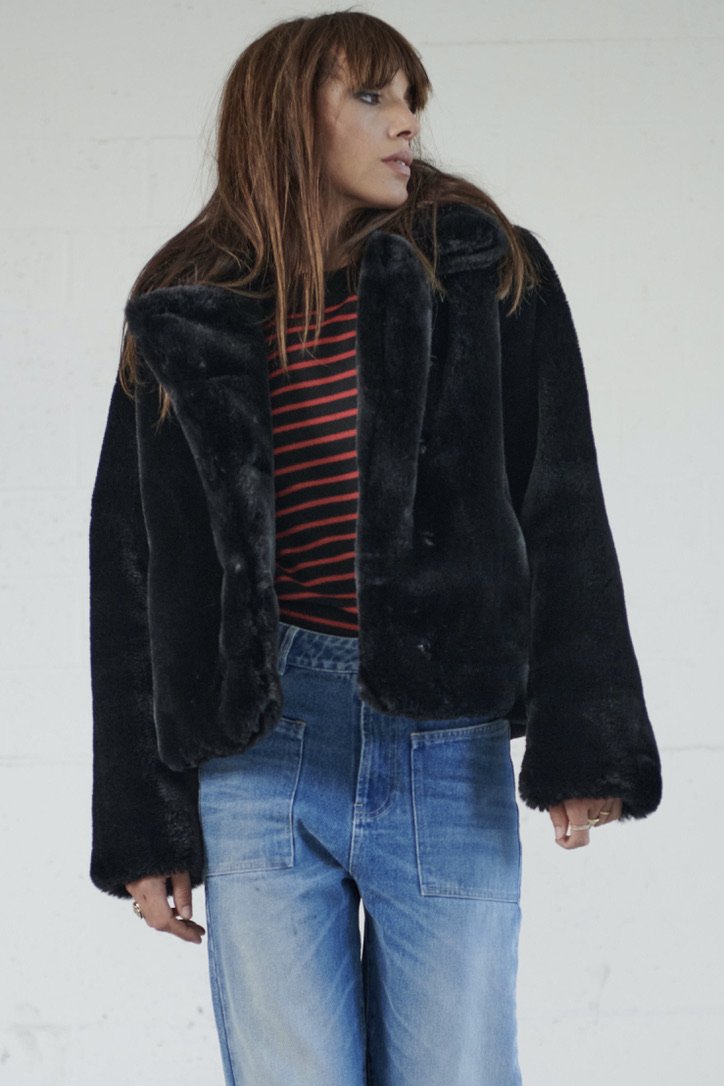 BETH! Rock, imposing, powerful. Try it and own the attitude anchored in it! Made in black faux-fur, straight fit, and lining in Paisley printed viscose. BETH goes with everything! Made in Portugal