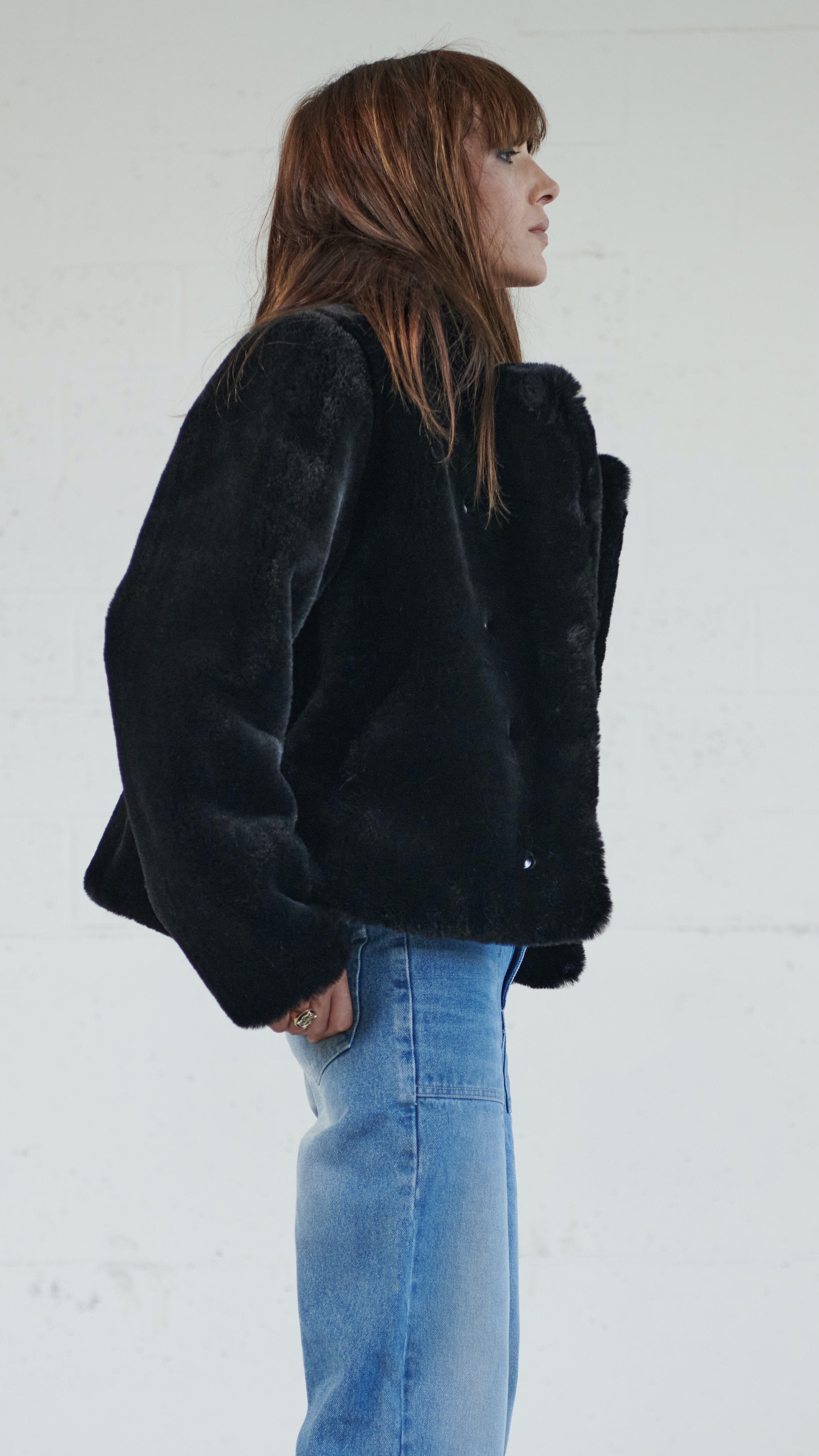 BETH! Rock, imposing, powerful. Try it and own the attitude anchored in it! Made in black faux-fur, straight fit, and lining in Paisley printed viscose. BETH goes with everything! Made in Portugal