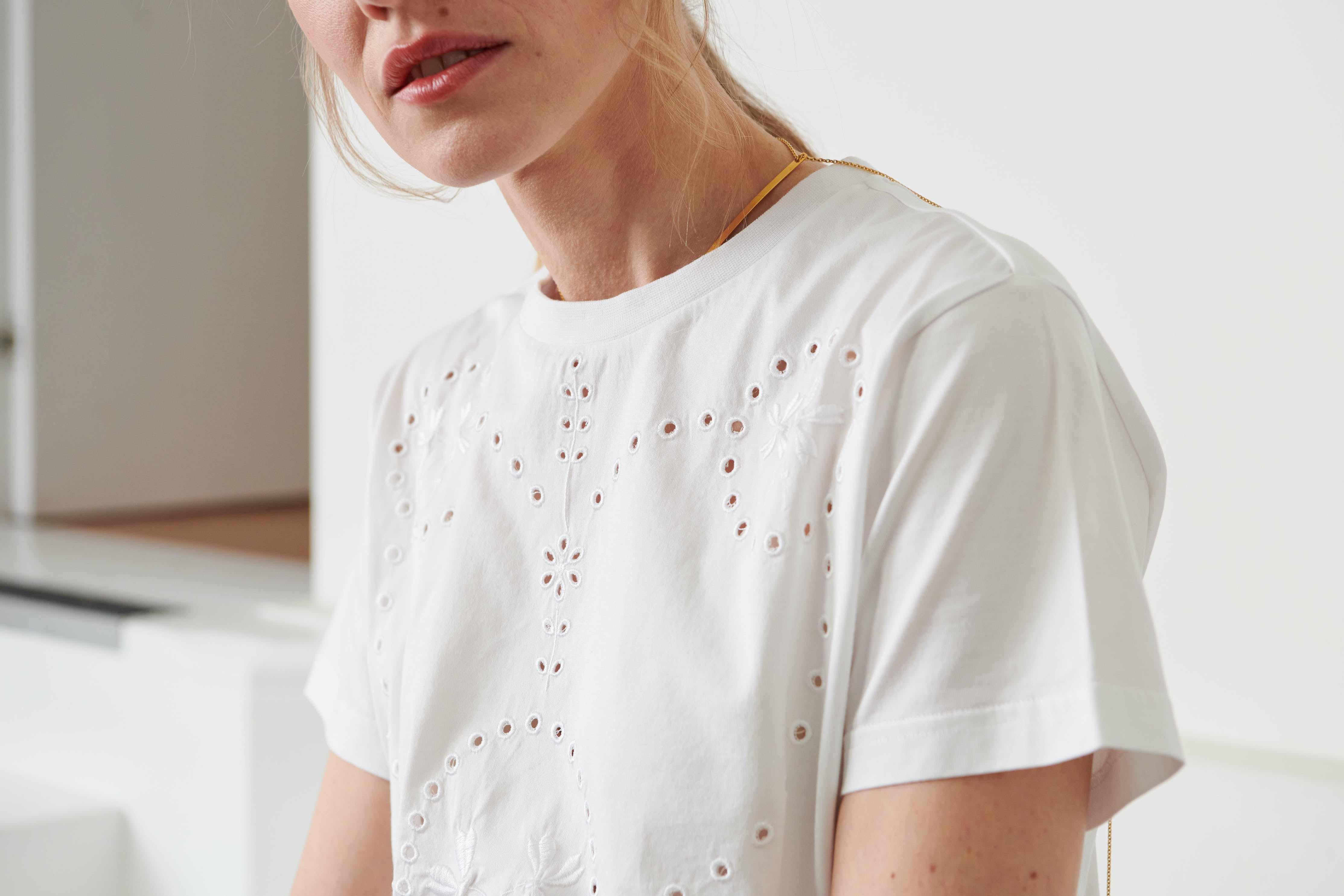 The Daisy Embroidered Tee is one of our heritage inspired pieces! It has a straight & relaxed fit, and features the SDSH signature embroidery at the frontside. The material is 100% certified organic cotton. It is made in Portugal in limited quantities.