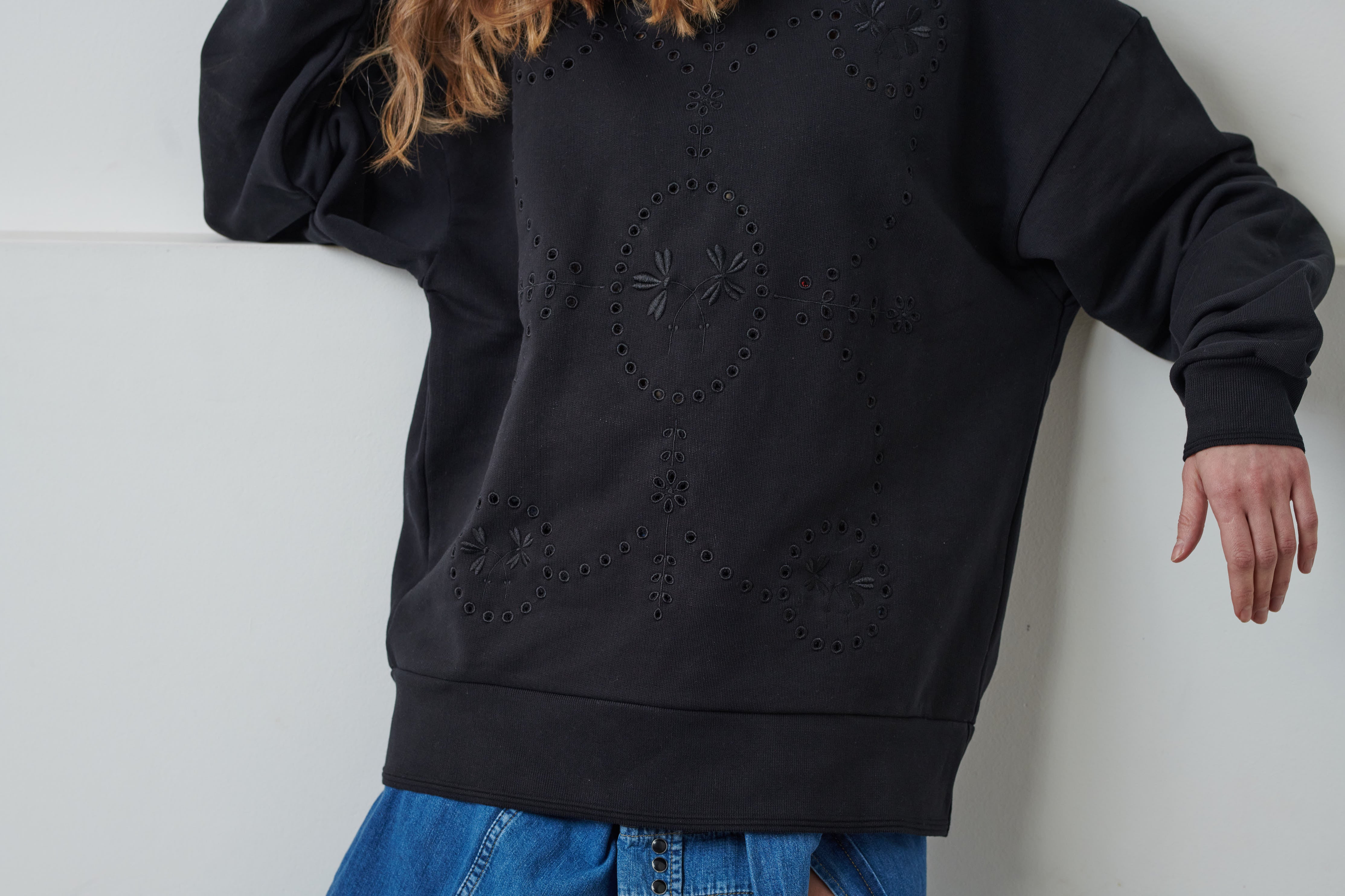Relaxed and elegant women's black sweatshirt featuring our large signature embroidery at the front. 100% black cotton. Made in Portugal