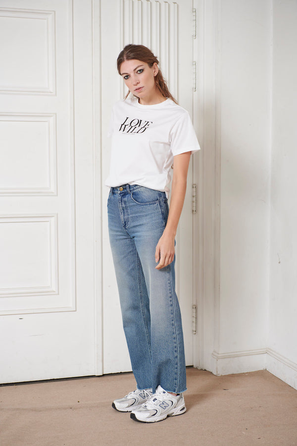 SARAH DE SAINT HUBERT white T-shirt made of cotton jersey with the iconic 'Love her Wild' slogan. A timeless feminine T-shirt with a straight fit.
