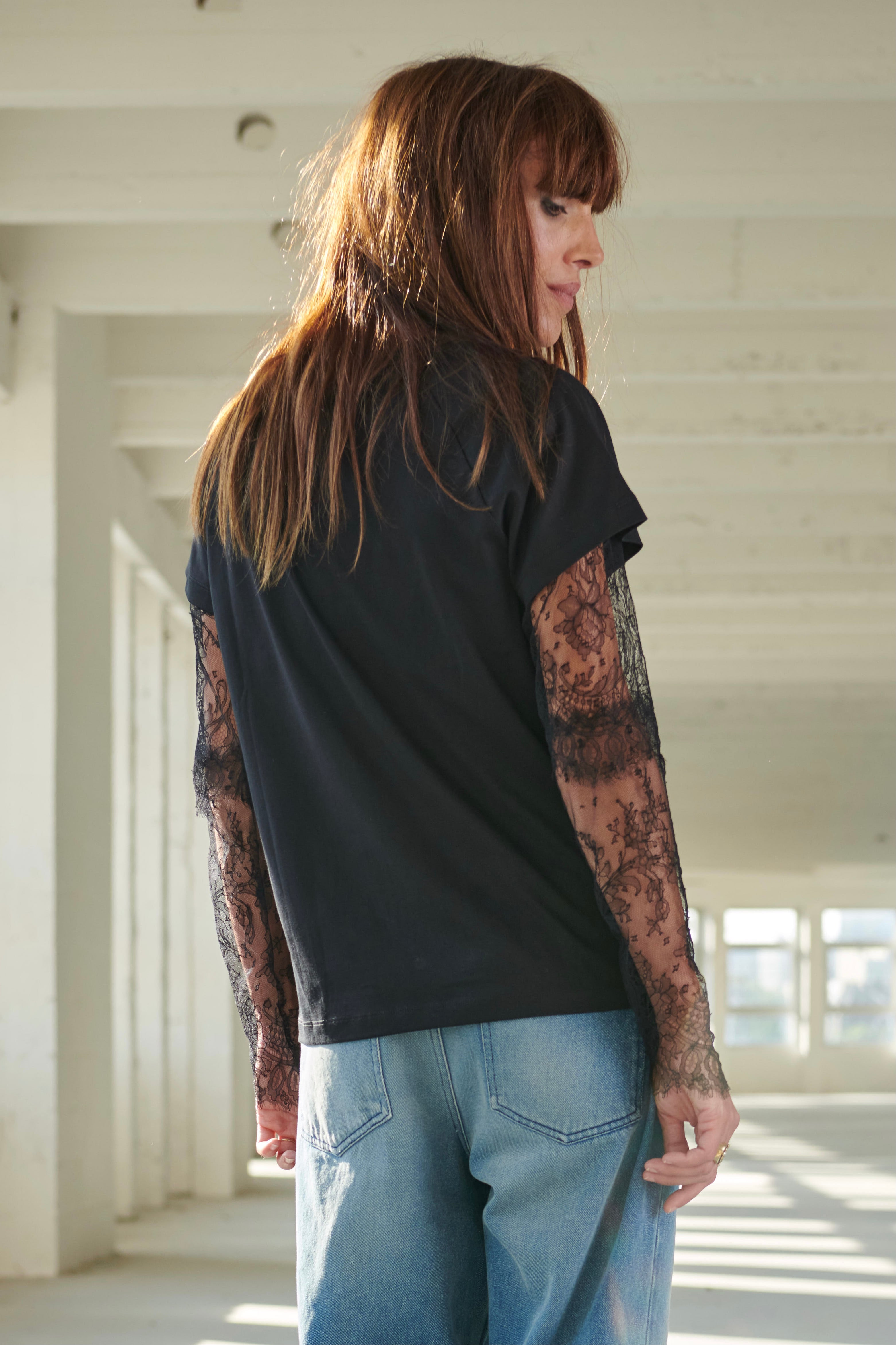 SARAH DE SAINT HUBERT KURT T-shirt is a women's black t-shirt with double sleeves in dentelles de Calais. Effortless rock-couture attitude & style ! Boyish and straight fit. 100% cotton jersey. Made in Portugal