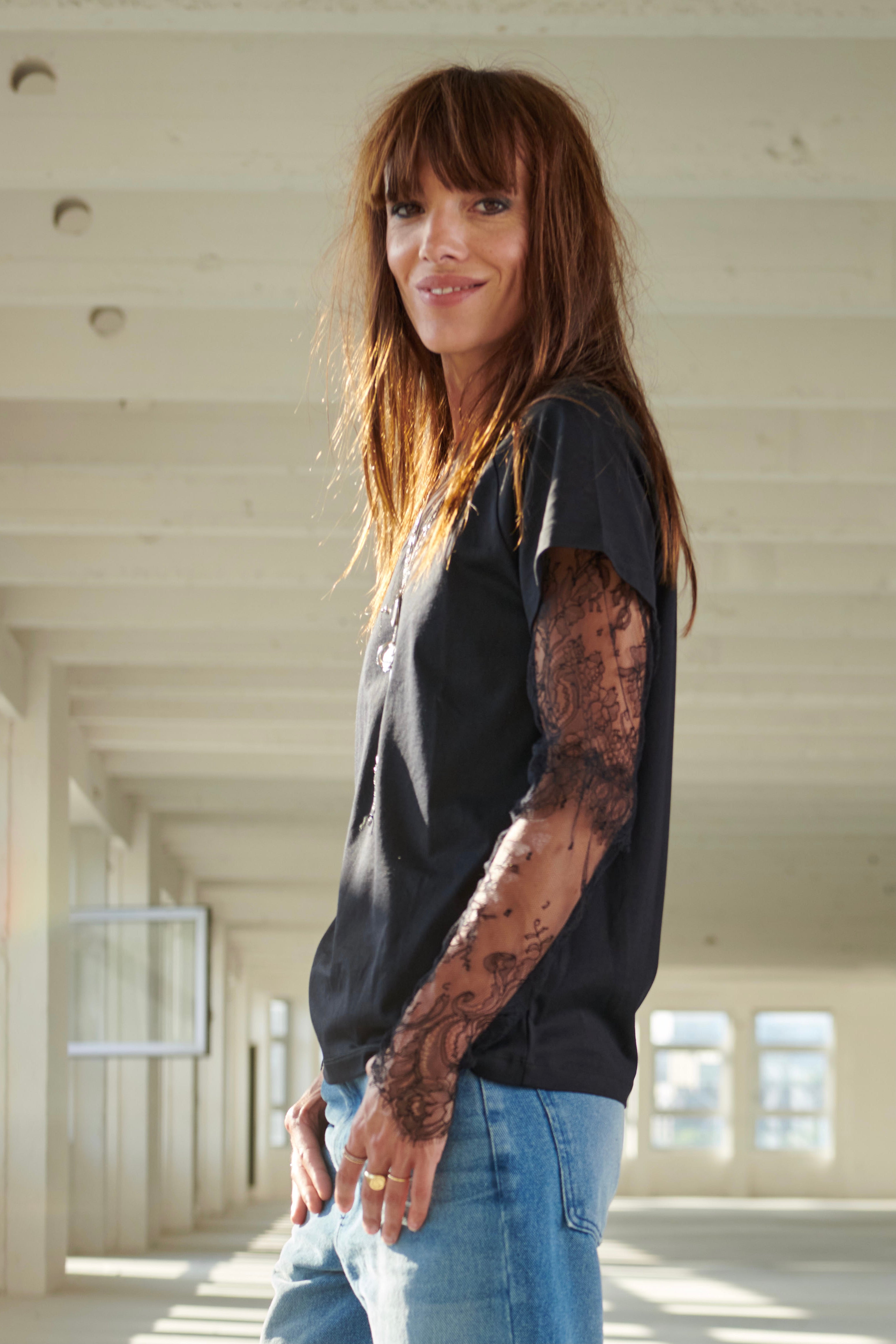 SARAH DE SAINT HUBERT KURT T-shirt is a women's black t-shirt with double sleeves in dentelles de Calais. Effortless rock-couture attitude & style ! Boyish and straight fit. 100% cotton jersey. Made in Portugal