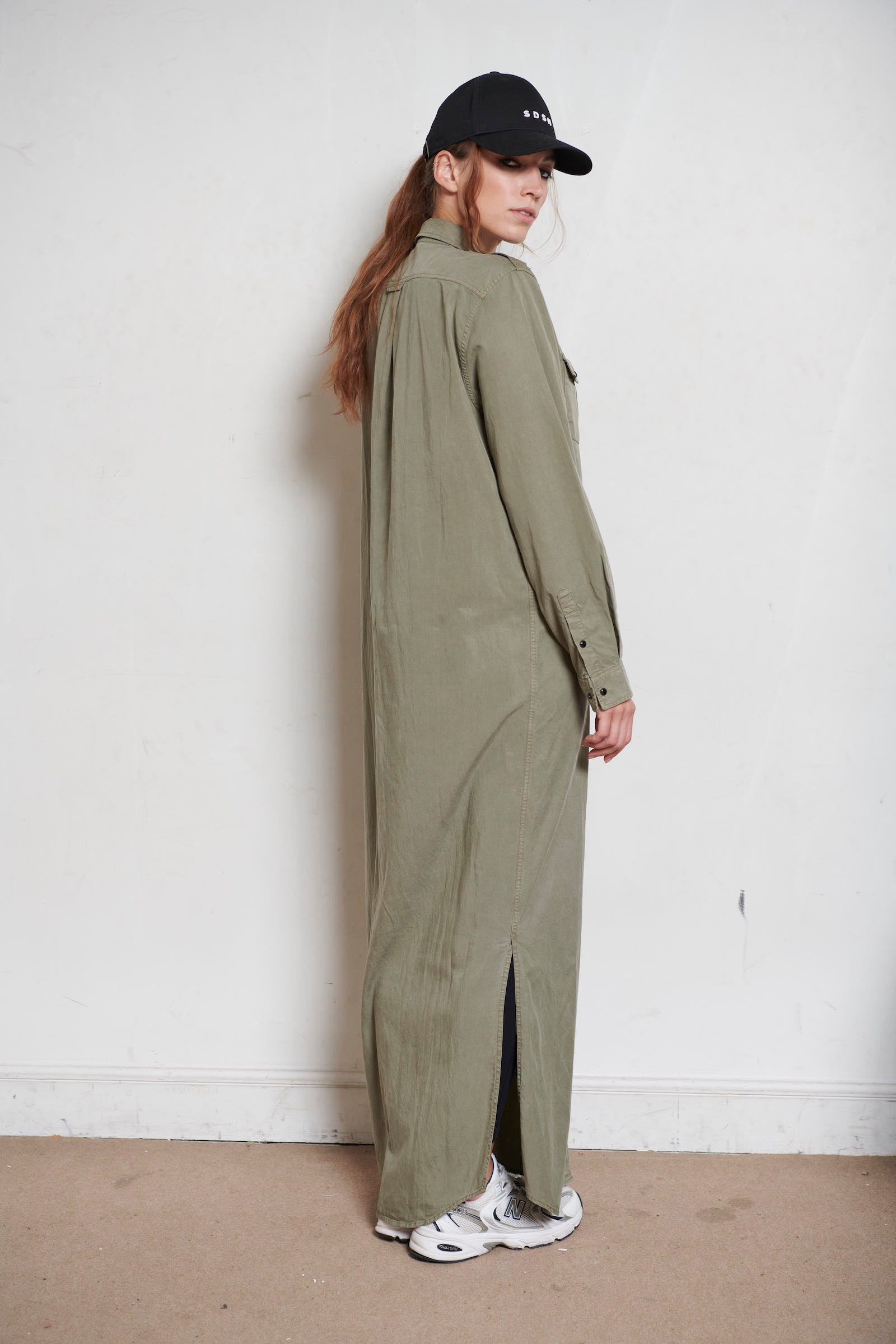 SARAH DE SAINT HUBERT fluid maxi shirt dress in a cotton, tencel & linnen blend. Signature black snaps buttoning at the front side & sleeves cuffs. 2 front pockets & pleat at the back side. 2 high slits at the sides. Straight boyfriend fit. Made in Portugal in limited quantities