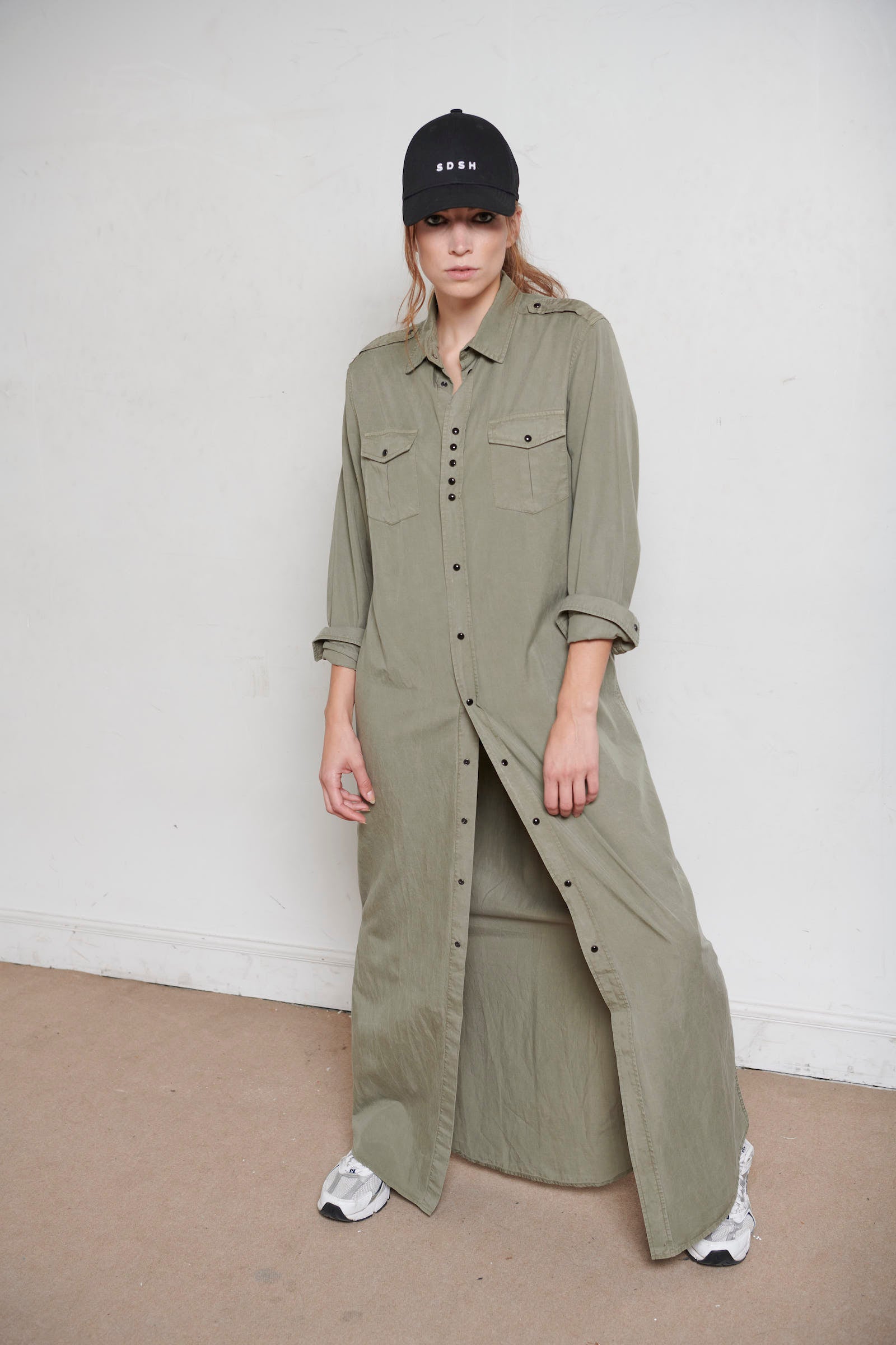 SARAH DE SAINT HUBERT fluid maxi shirt dress in a cotton, tencel & linnen blend. Signature black snaps buttoning at the front side & sleeves cuffs. 2 front pockets & pleat at the back side. 2 high slits at the sides. Straight boyfriend fit. Made in Portugal in limited quantities