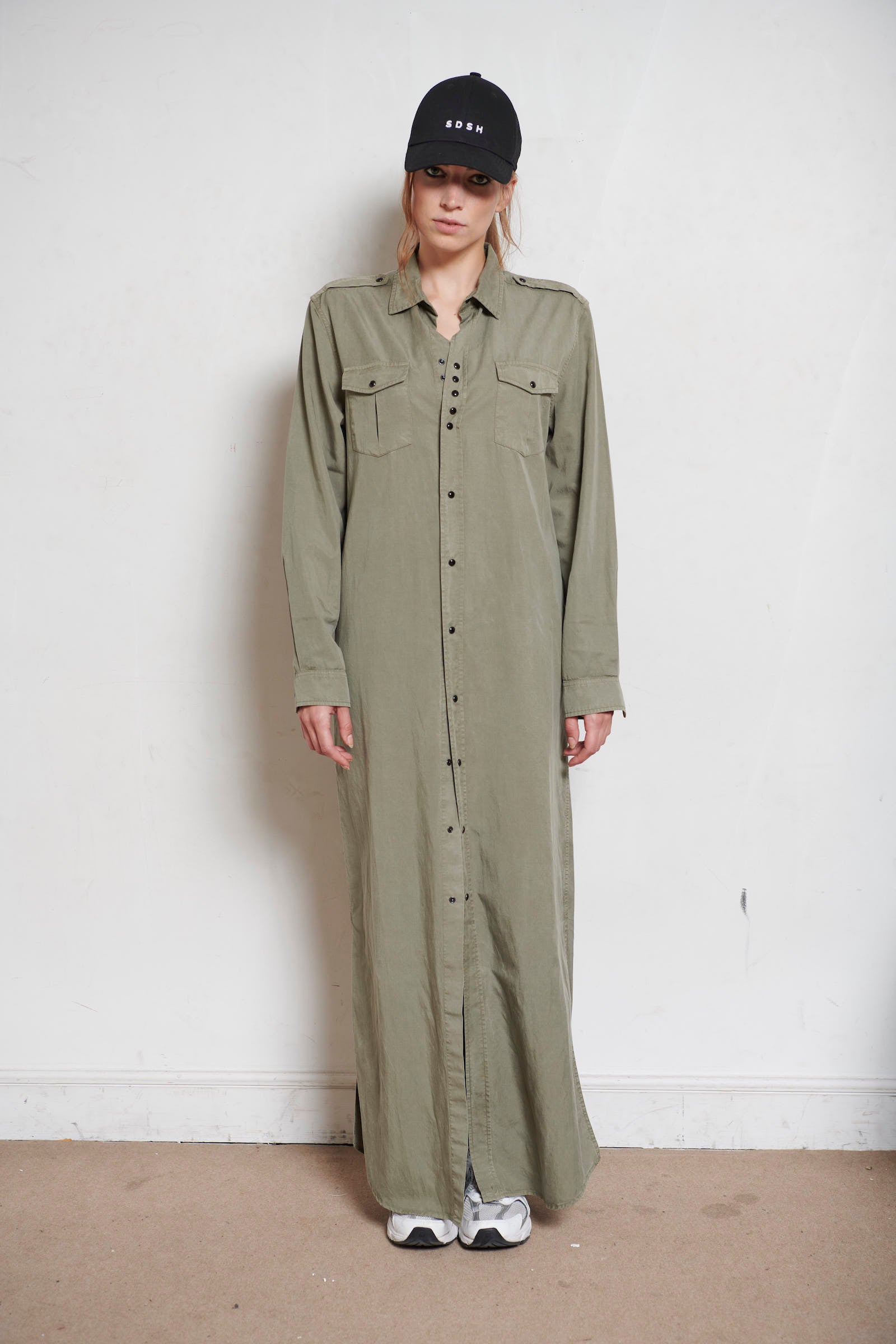 SARAH DE SAINT HUBERT fluid maxi shirt dress in a cotton, tencel & linnen blend. Signature black snaps buttoning at the front side & sleeves cuffs. 2 front pockets & pleat at the back side. 2 high slits at the sides. Straight boyfriend fit. Made in Portugal in limited quantities