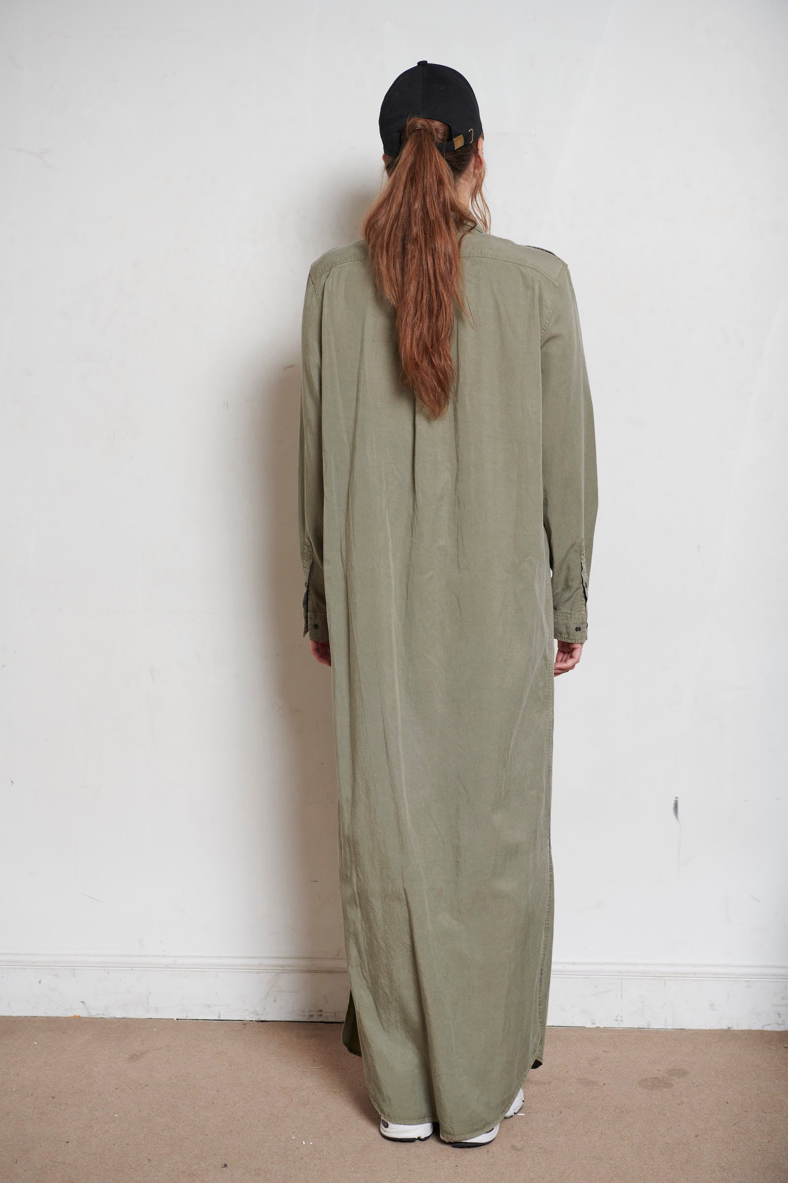 SARAH DE SAINT HUBERT fluid maxi shirt dress in a cotton, tencel & linnen blend. Signature black snaps buttoning at the front side & sleeves cuffs. 2 front pockets & pleat at the back side. 2 high slits at the sides. Straight boyfriend fit. Made in Portugal in limited quantities